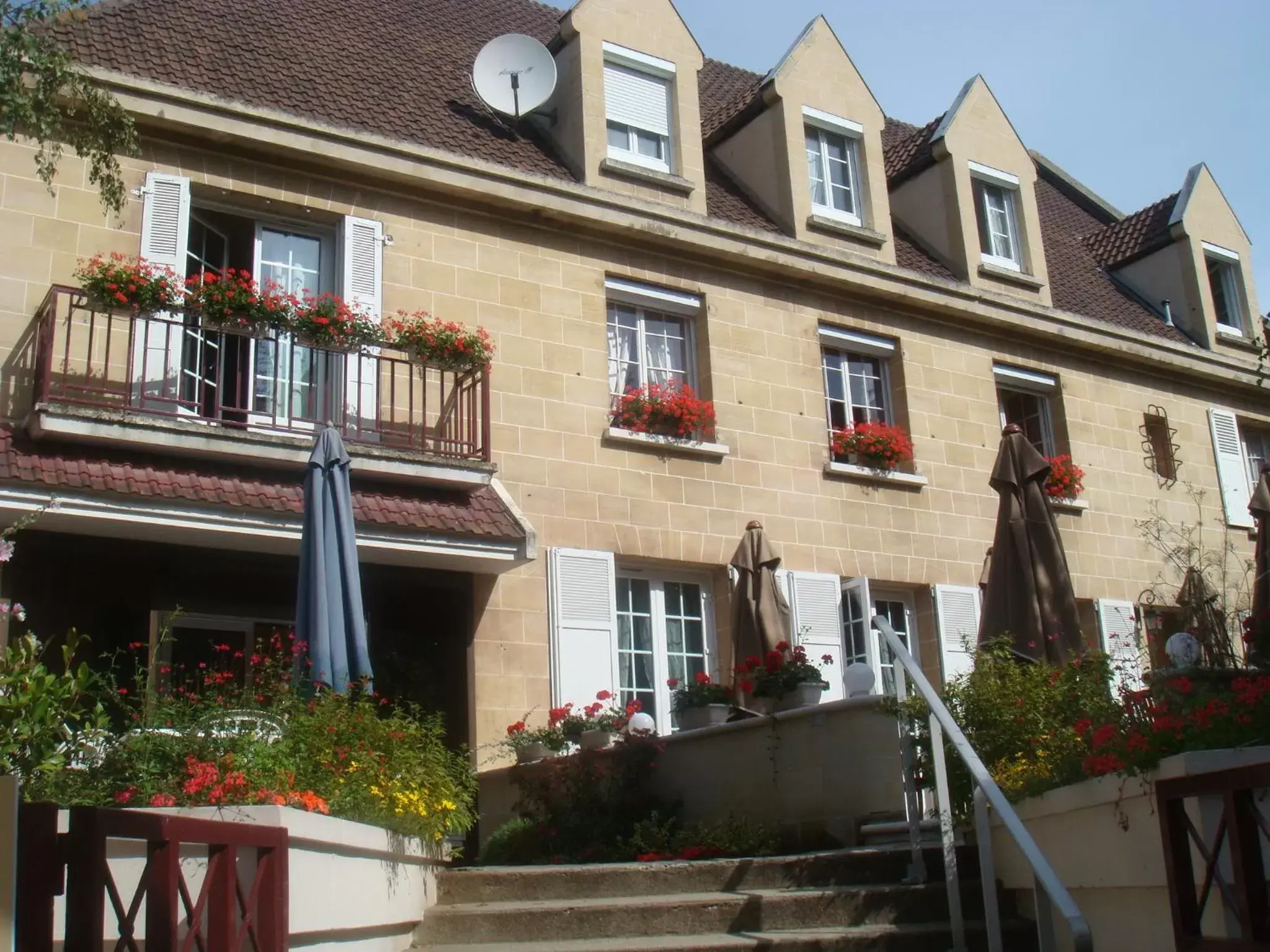 Facade/entrance, Property Building in Logis Hôtel-Restaurant Les Airelles