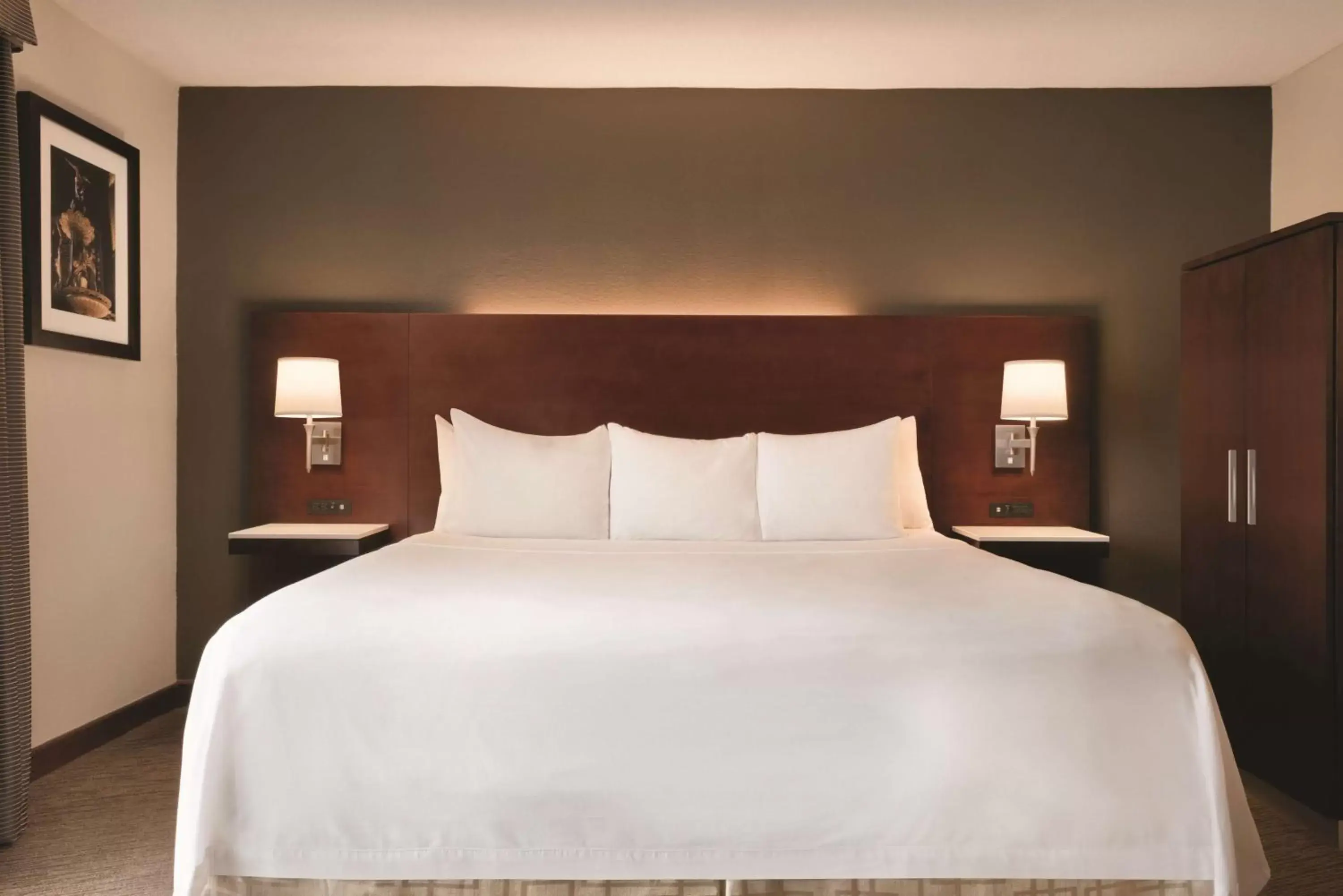 Photo of the whole room, Bed in Radisson Hotel Cincinnati Riverfront