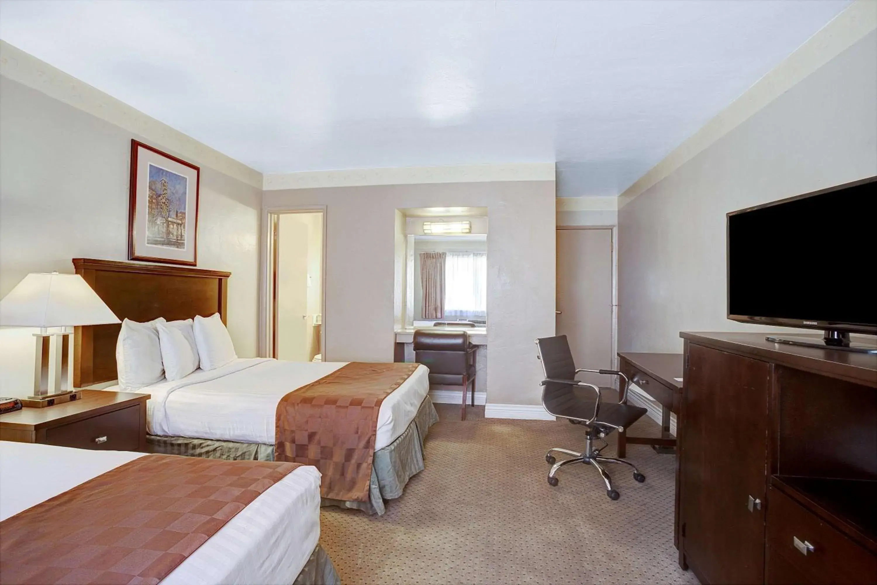 Photo of the whole room, TV/Entertainment Center in Travelodge by Wyndham Everett City Center