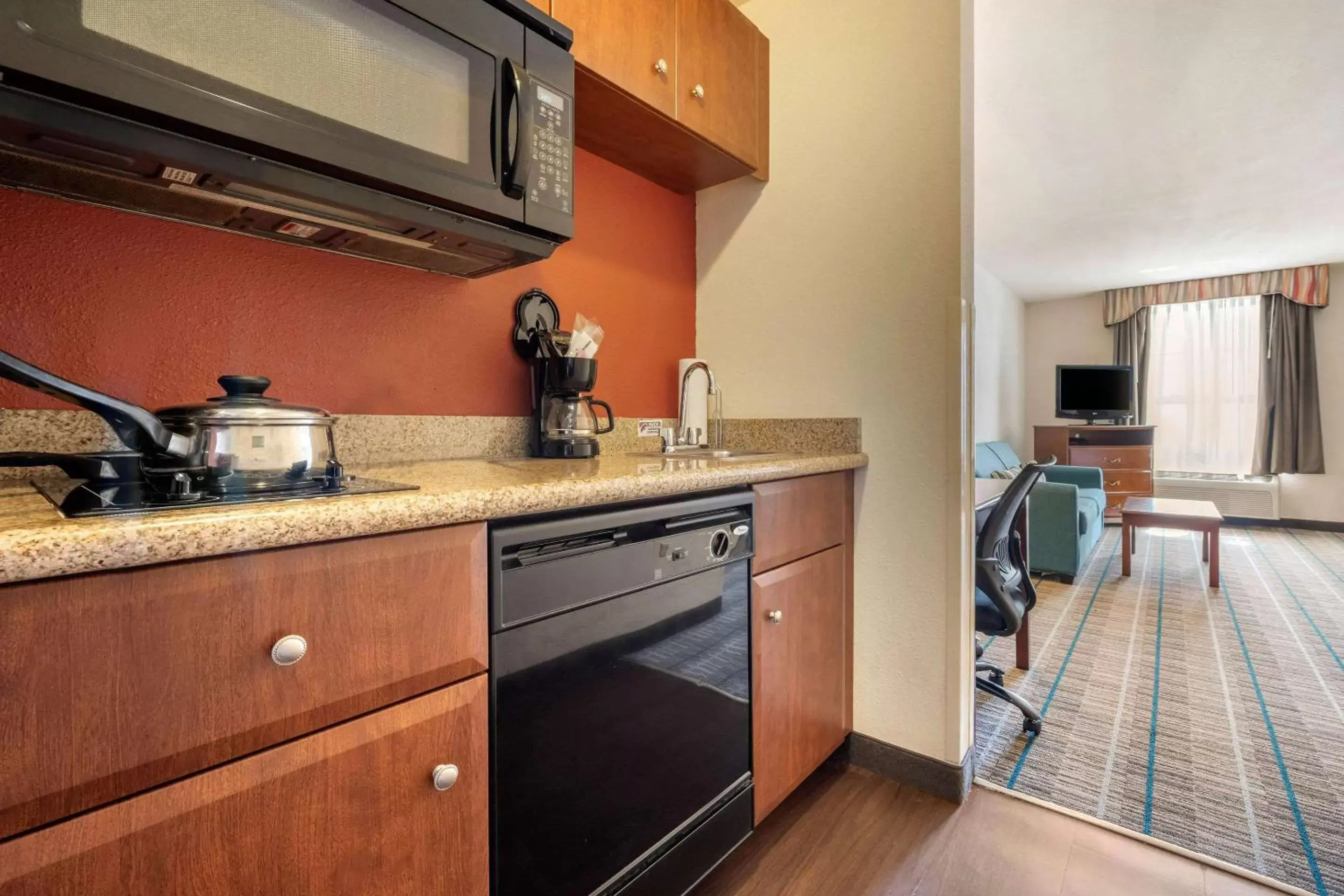 Photo of the whole room, Kitchen/Kitchenette in MainStay Suites Grantville