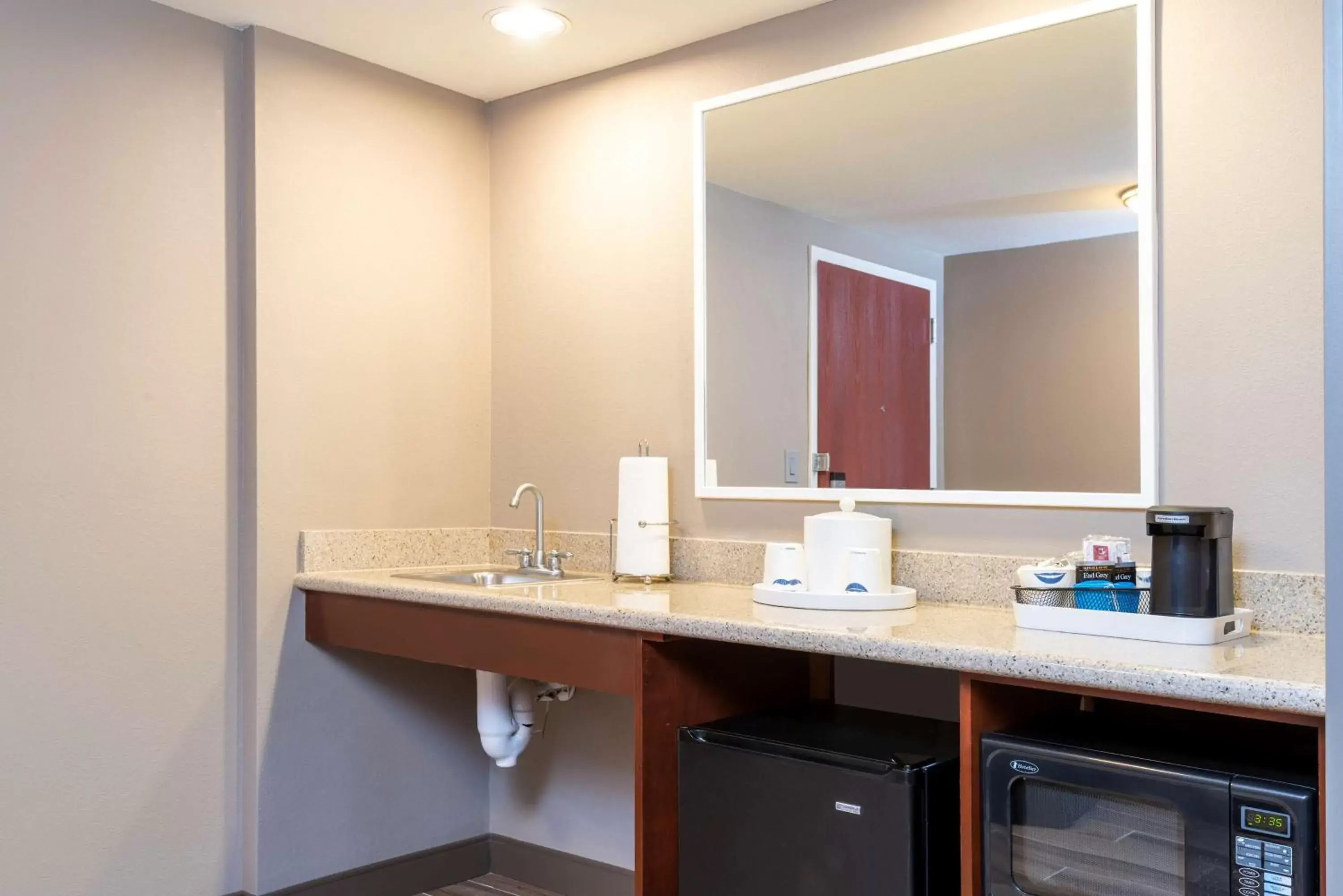 Bedroom, Bathroom in Hampton Inn & Suites Fort Myers-Colonial Boulevard