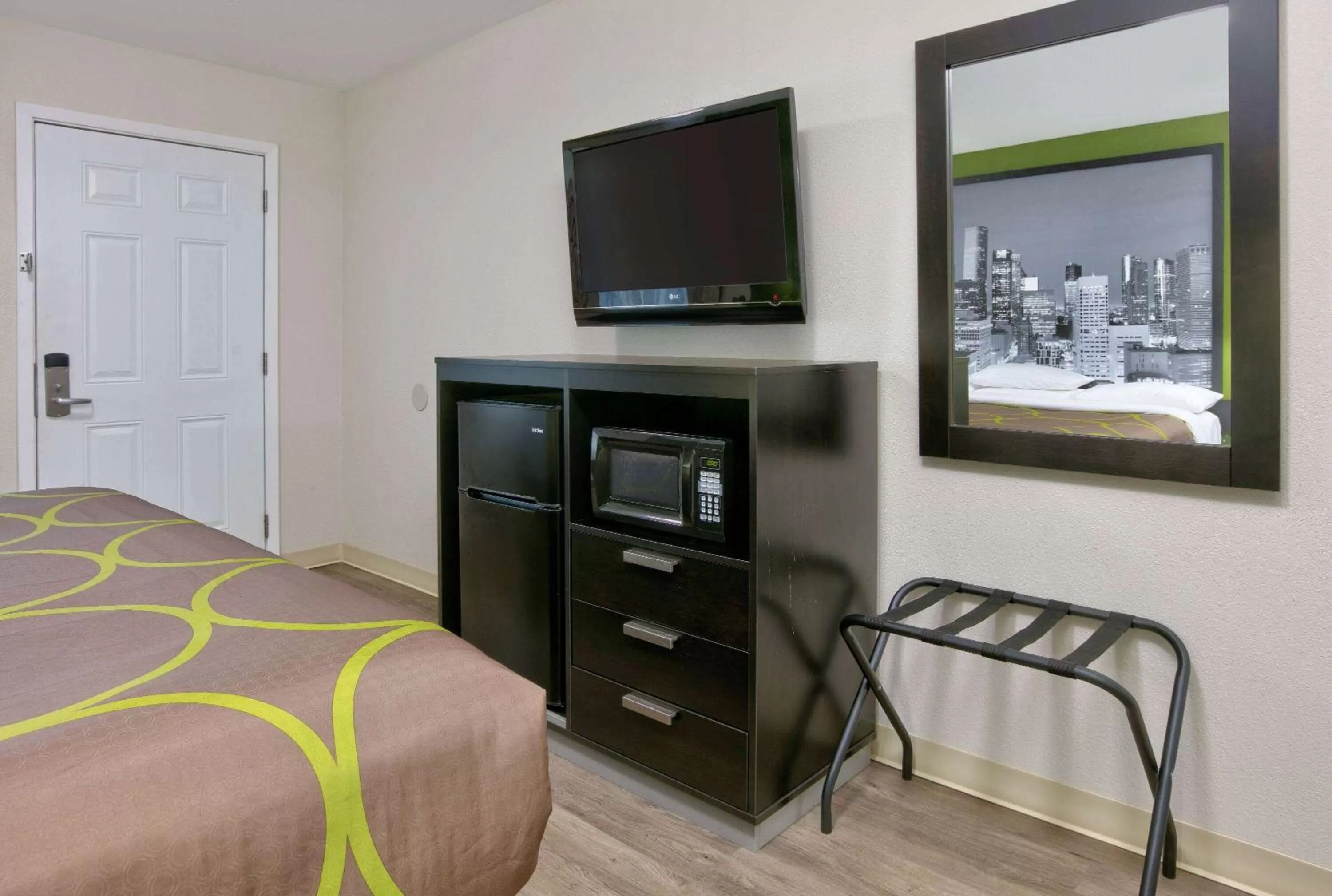 Photo of the whole room, Bed in Super 8 by Wyndham Palestine TX