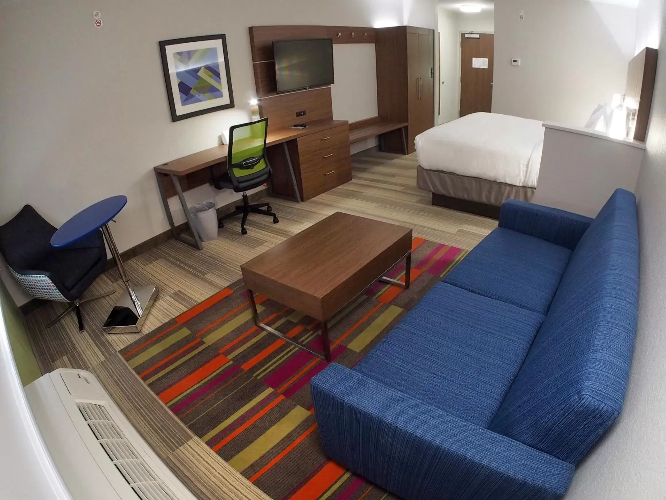 Photo of the whole room, Seating Area in Holiday Inn Express & Suites Moore, an IHG Hotel