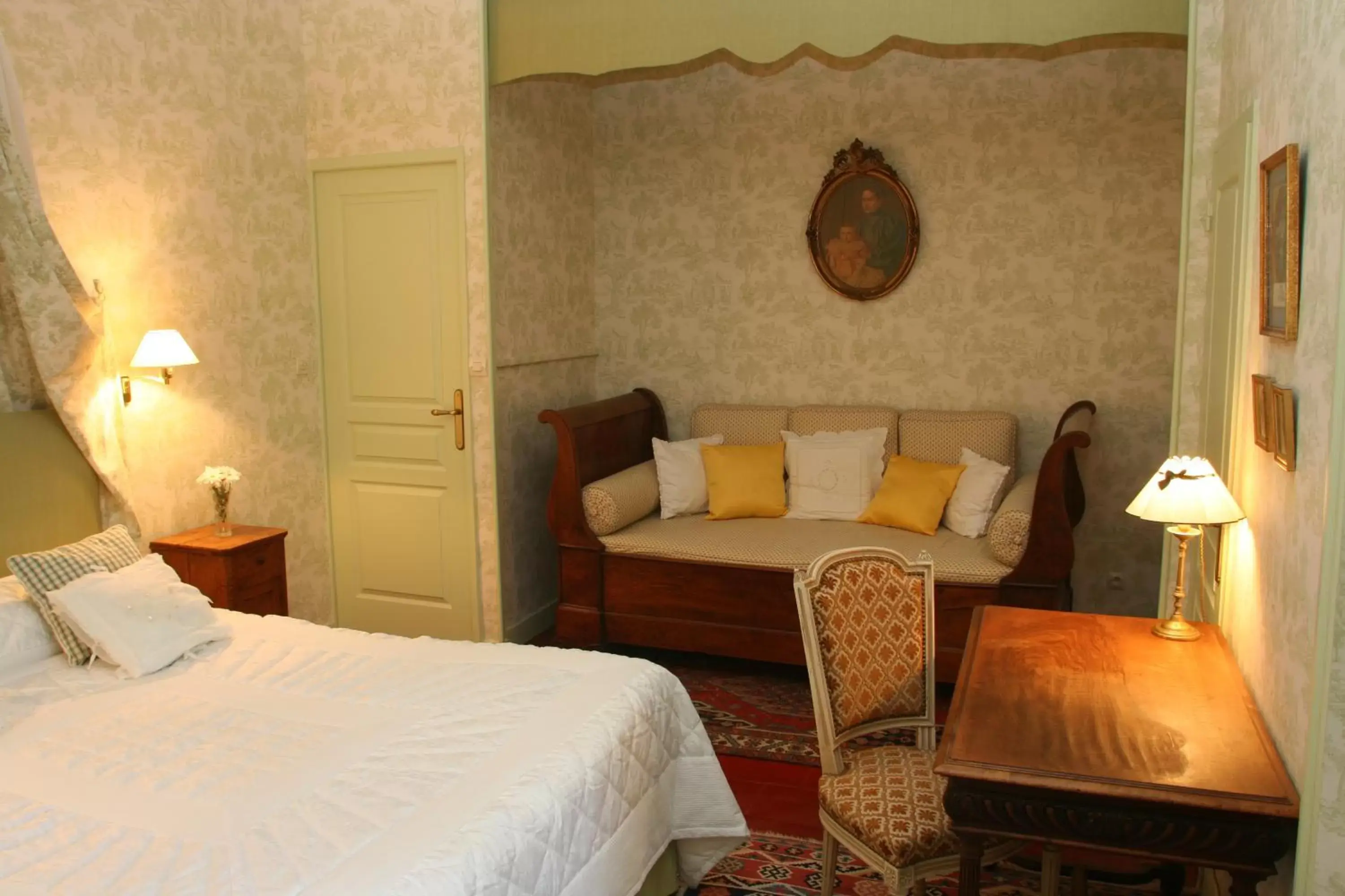 Photo of the whole room, Bed in Château de Nazé