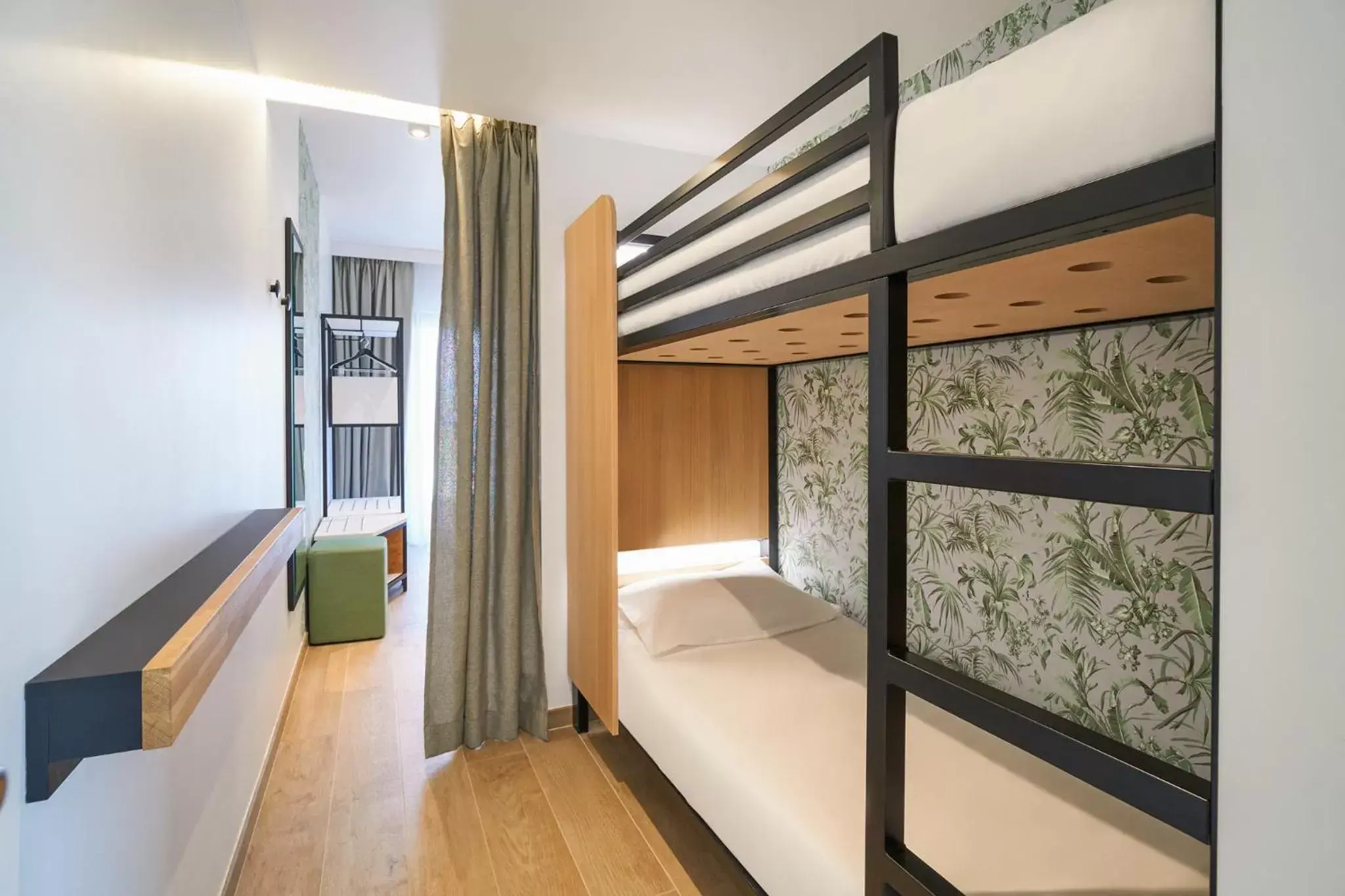 Bed, Bunk Bed in Mercure Avignon Gare TGV