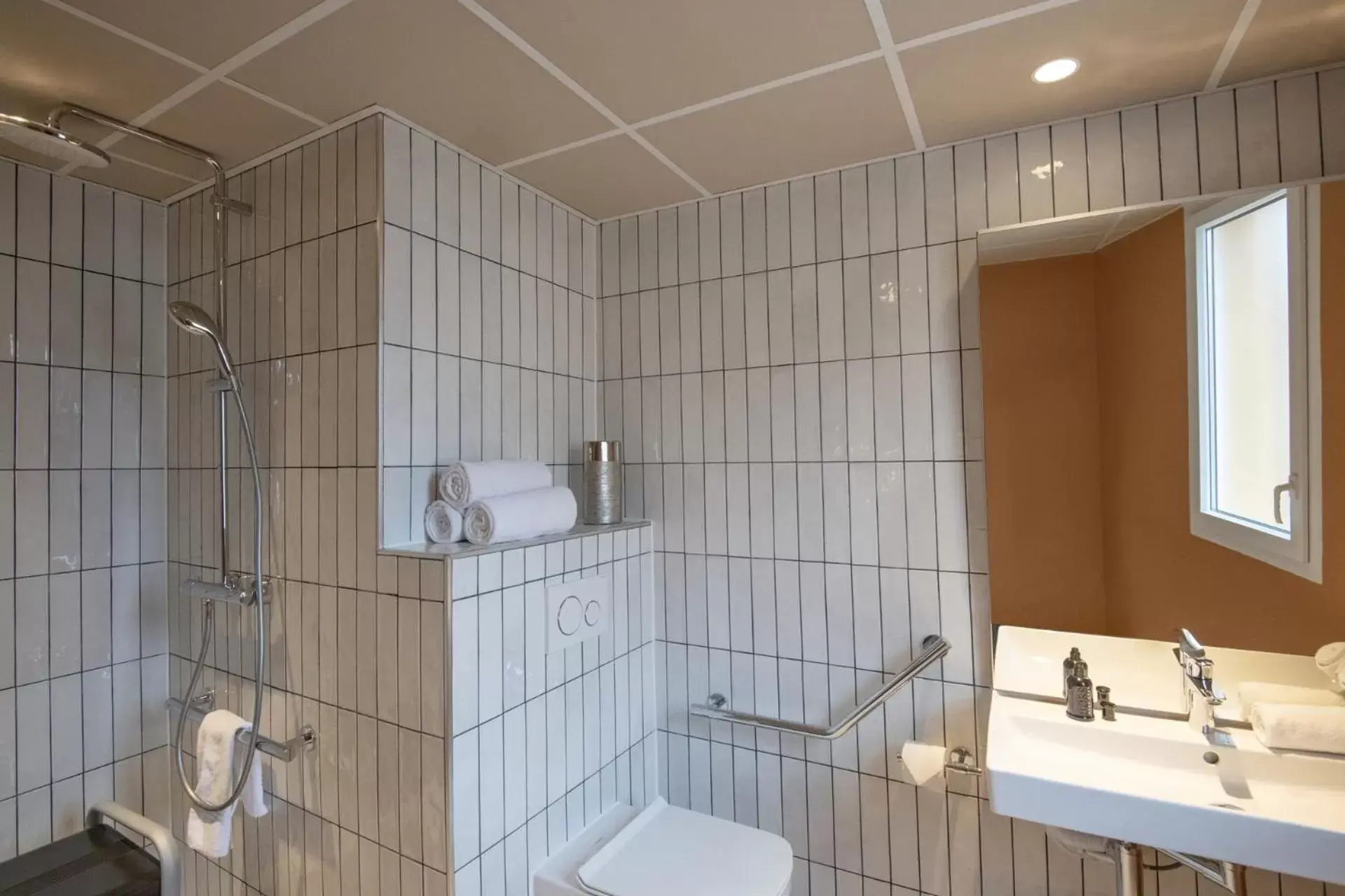 Bathroom in ibis Golfe de Saint-Tropez
