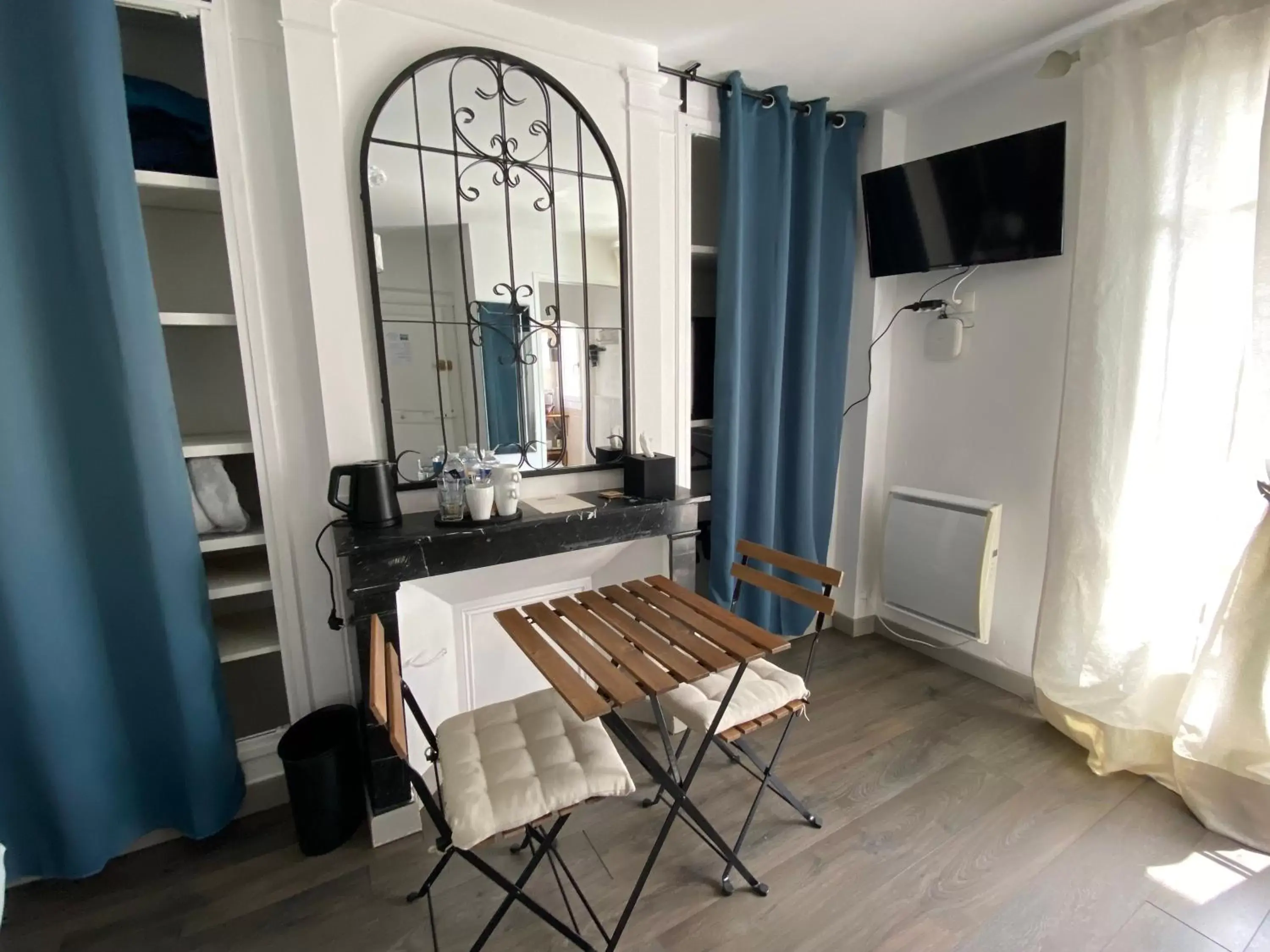 Bedroom, Dining Area in Les Rives du Cher - Chambres d'hôtes