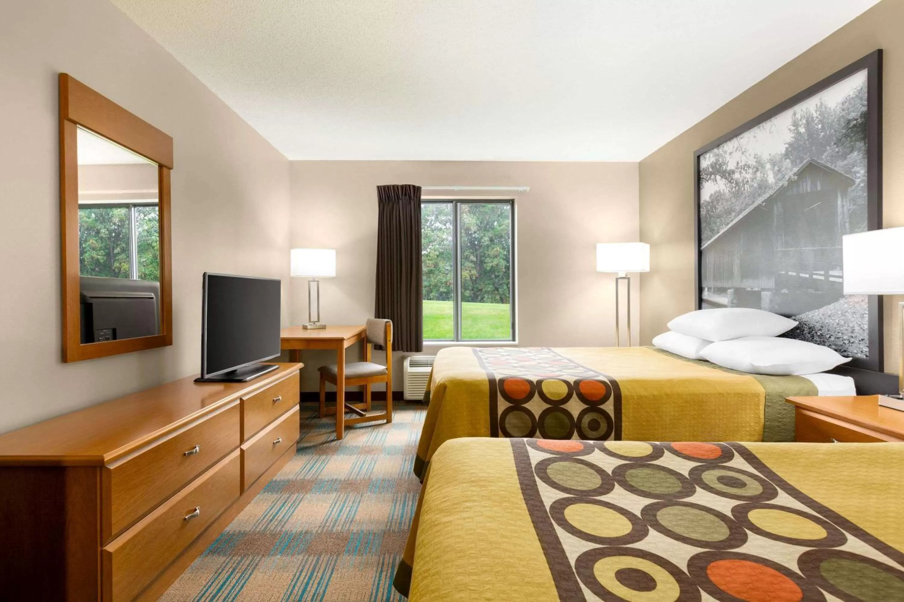 Photo of the whole room, Bed in Super 8 by Wyndham Hannibal