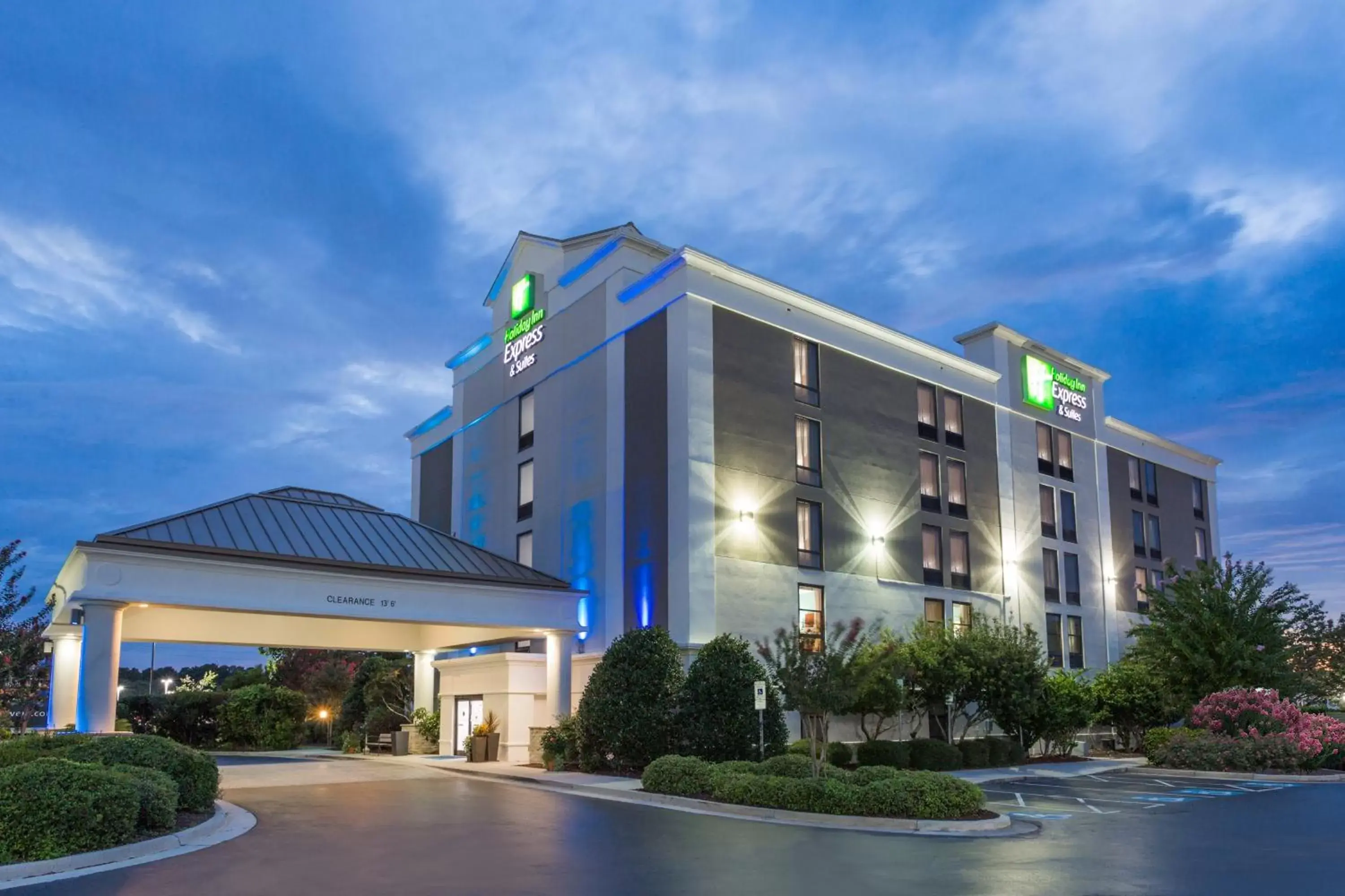 Property Building in Holiday Inn Express & Suites Wilmington-University Center, an IHG Hotel