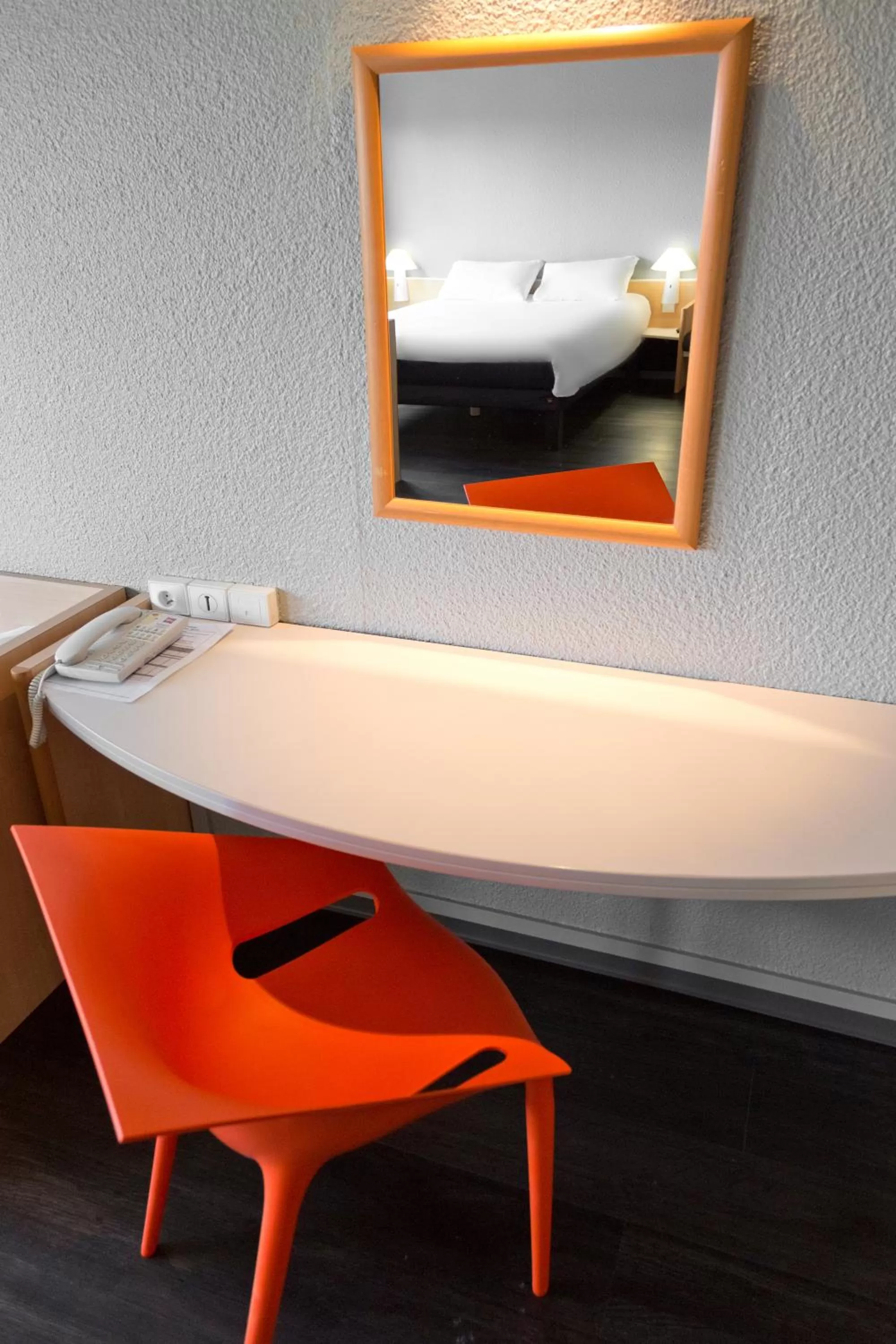 Photo of the whole room in ibis Saint Dizier