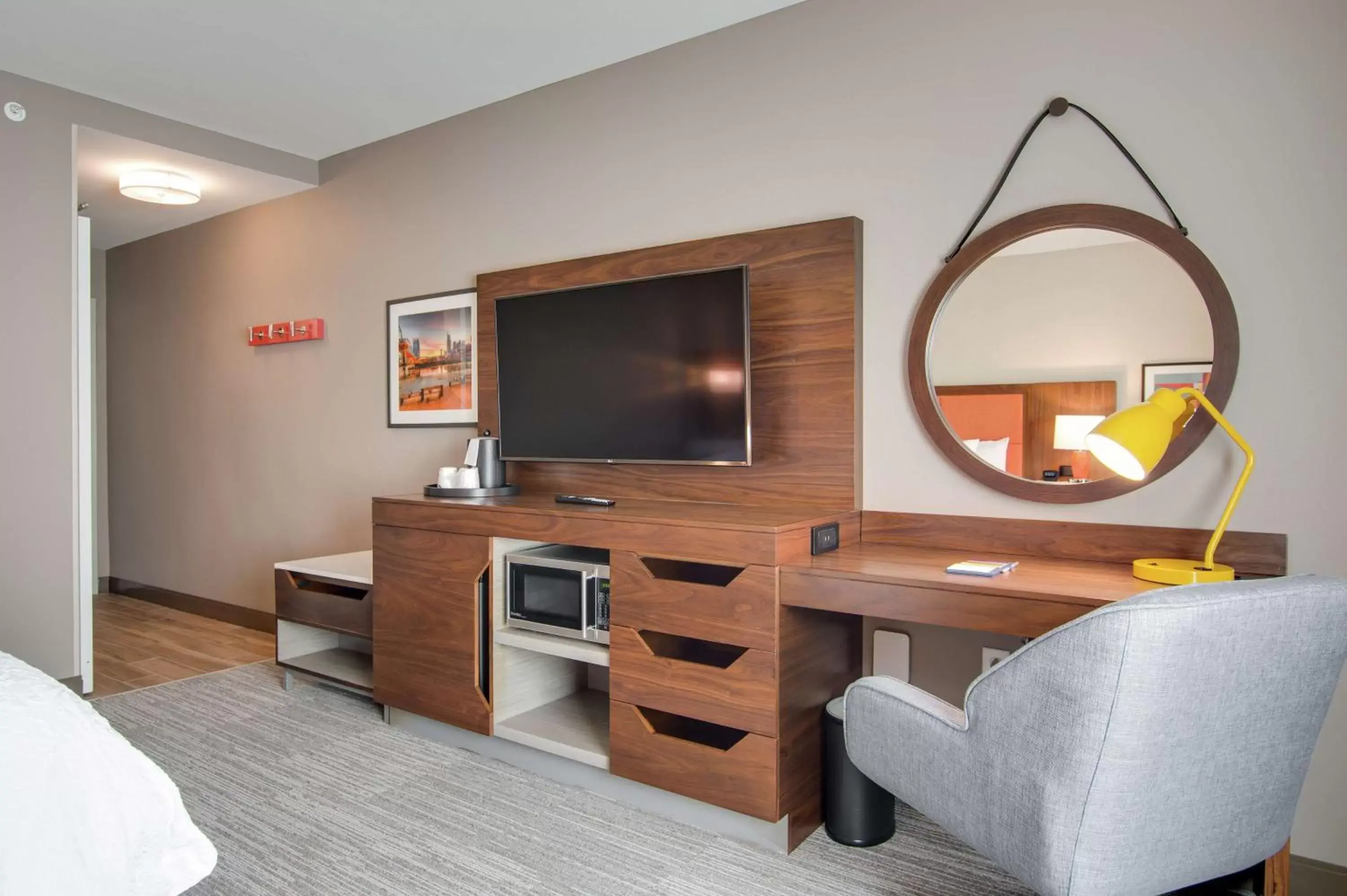 Bedroom, TV/Entertainment Center in Hampton Inn & Suites by Hilton Nashville North Skyline