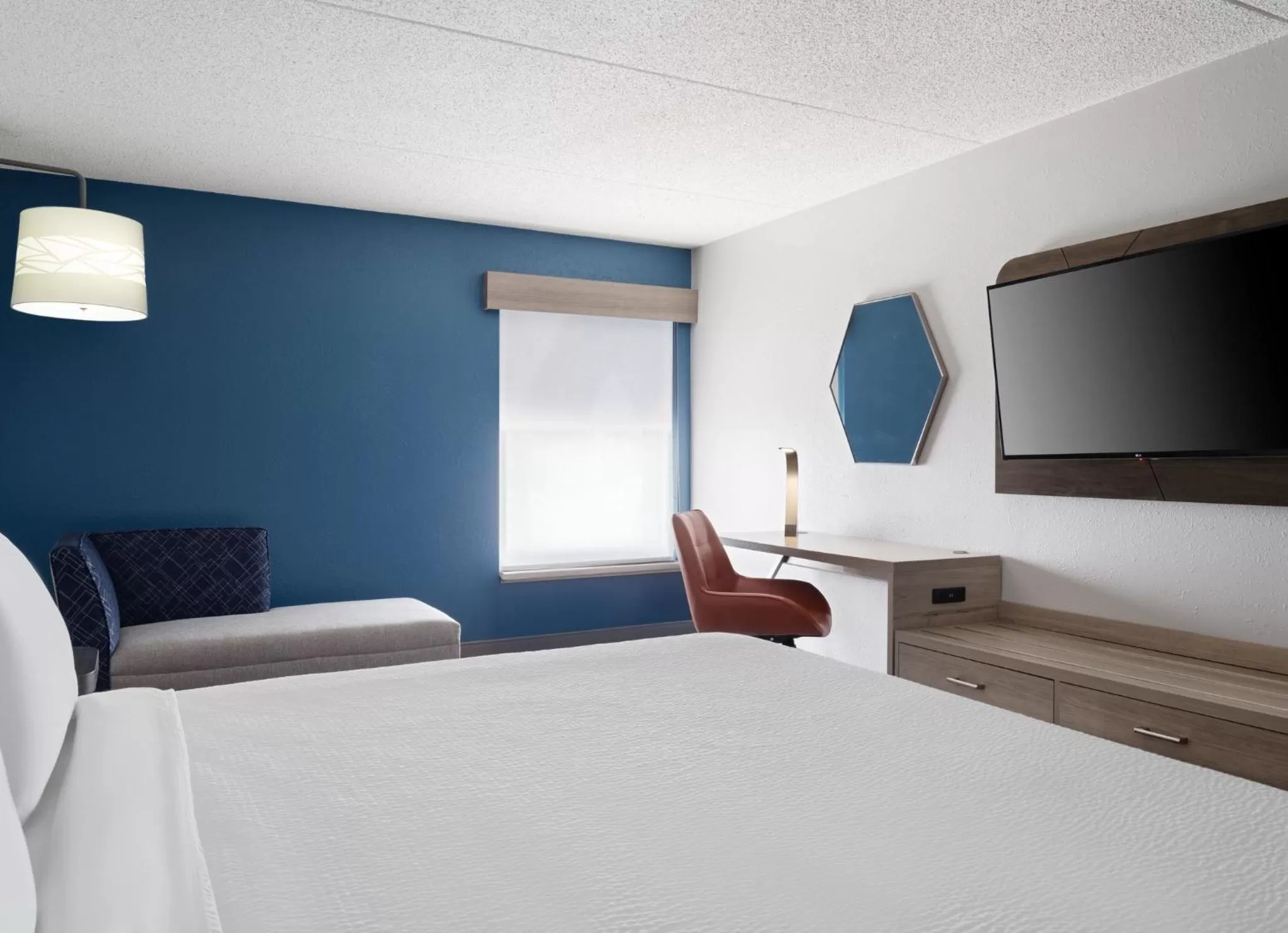 Photo of the whole room, Bed in Holiday Inn Express Indianapolis Airport by IHG