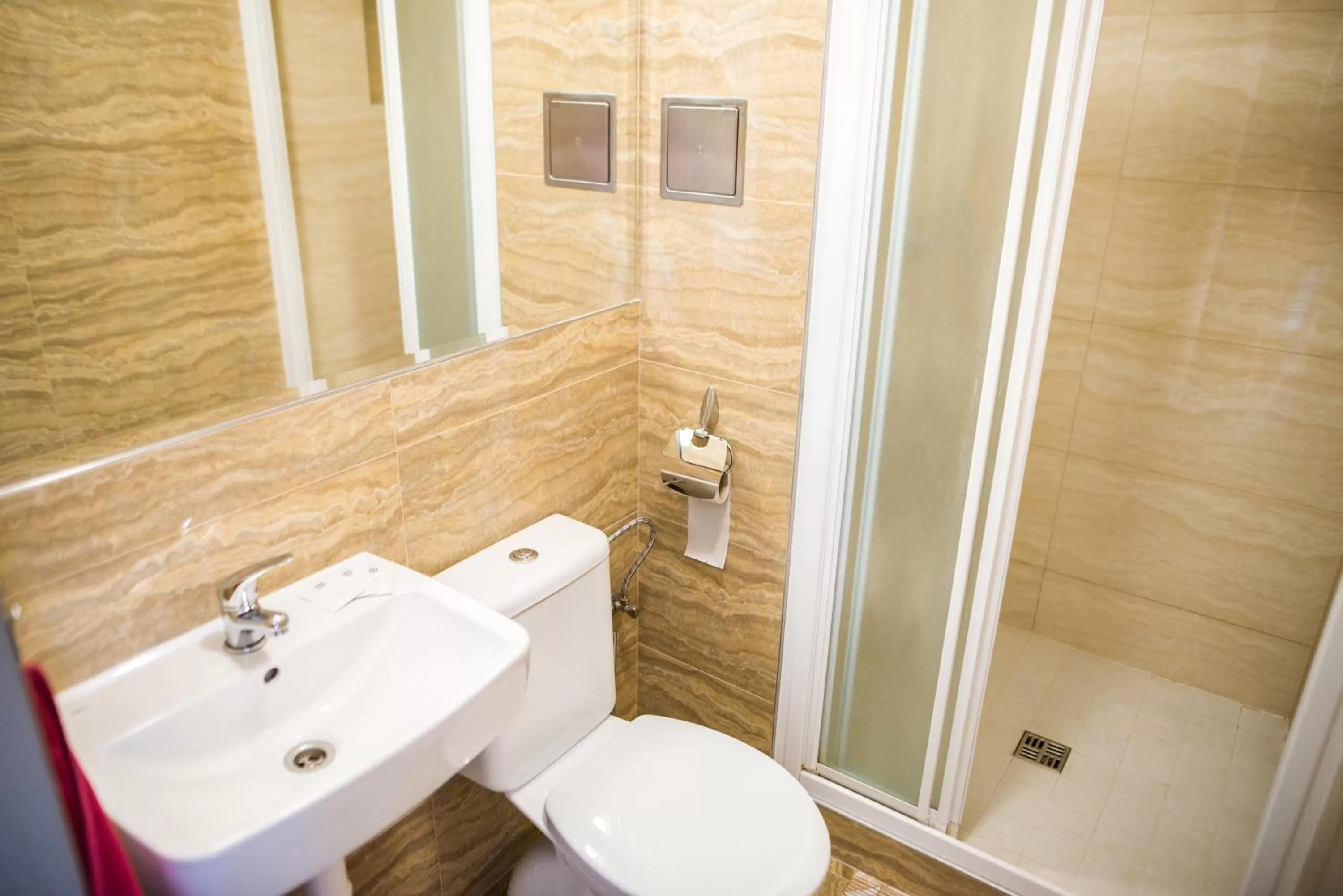 Bathroom in City Hotel B&B, reception 24 7, 800m od-from R1, free parking