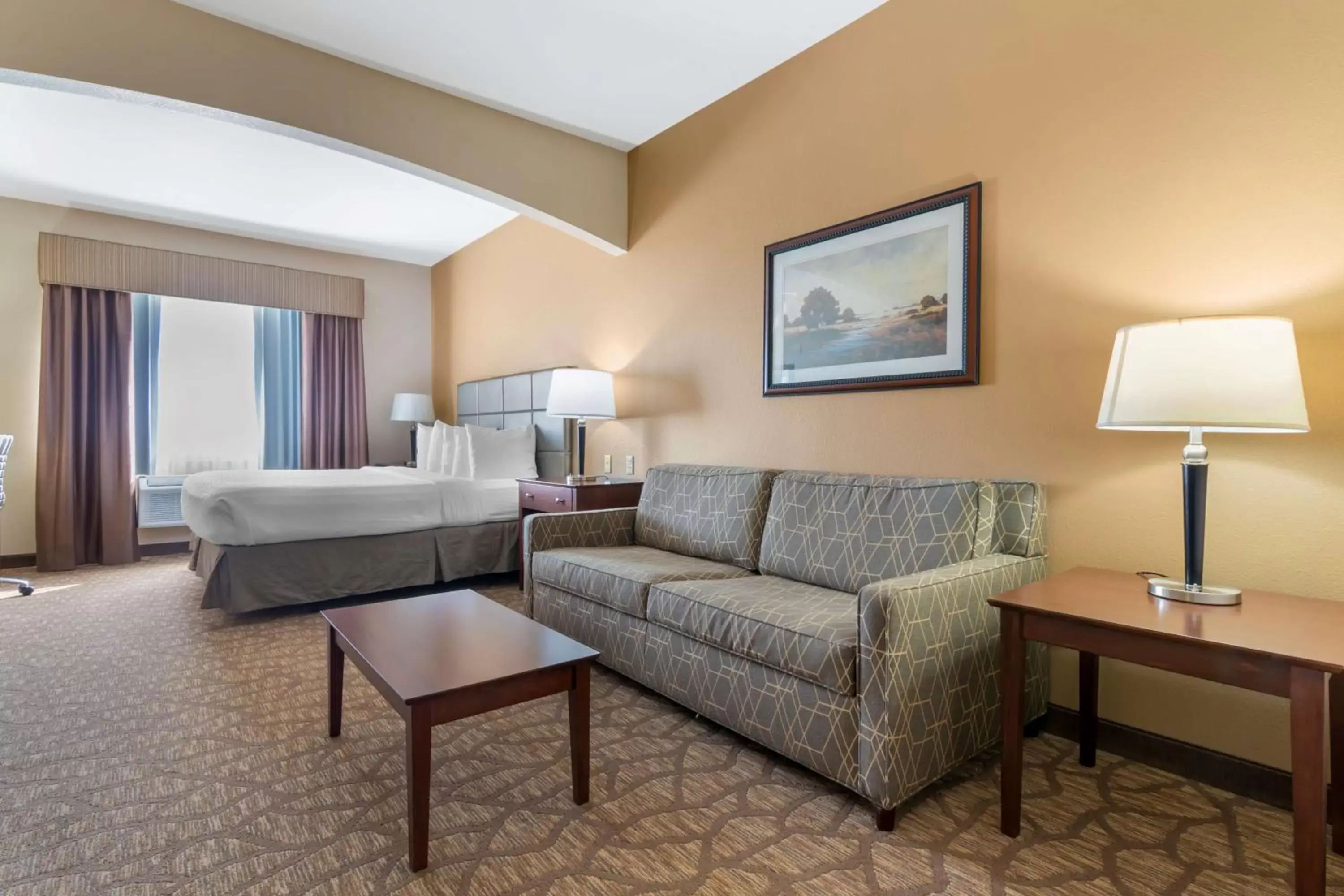 Bedroom, Seating Area in Best Western Plus Butterfield Inn