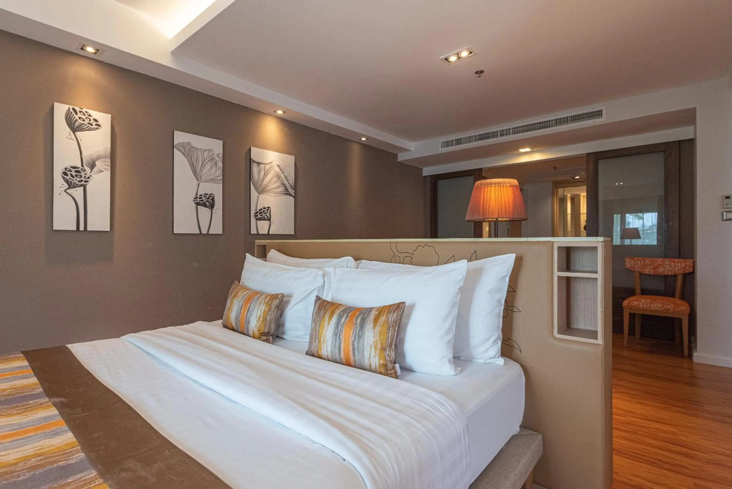 Bed in Summit Windmill Golf Suite Hotel at Suvarnabhumi