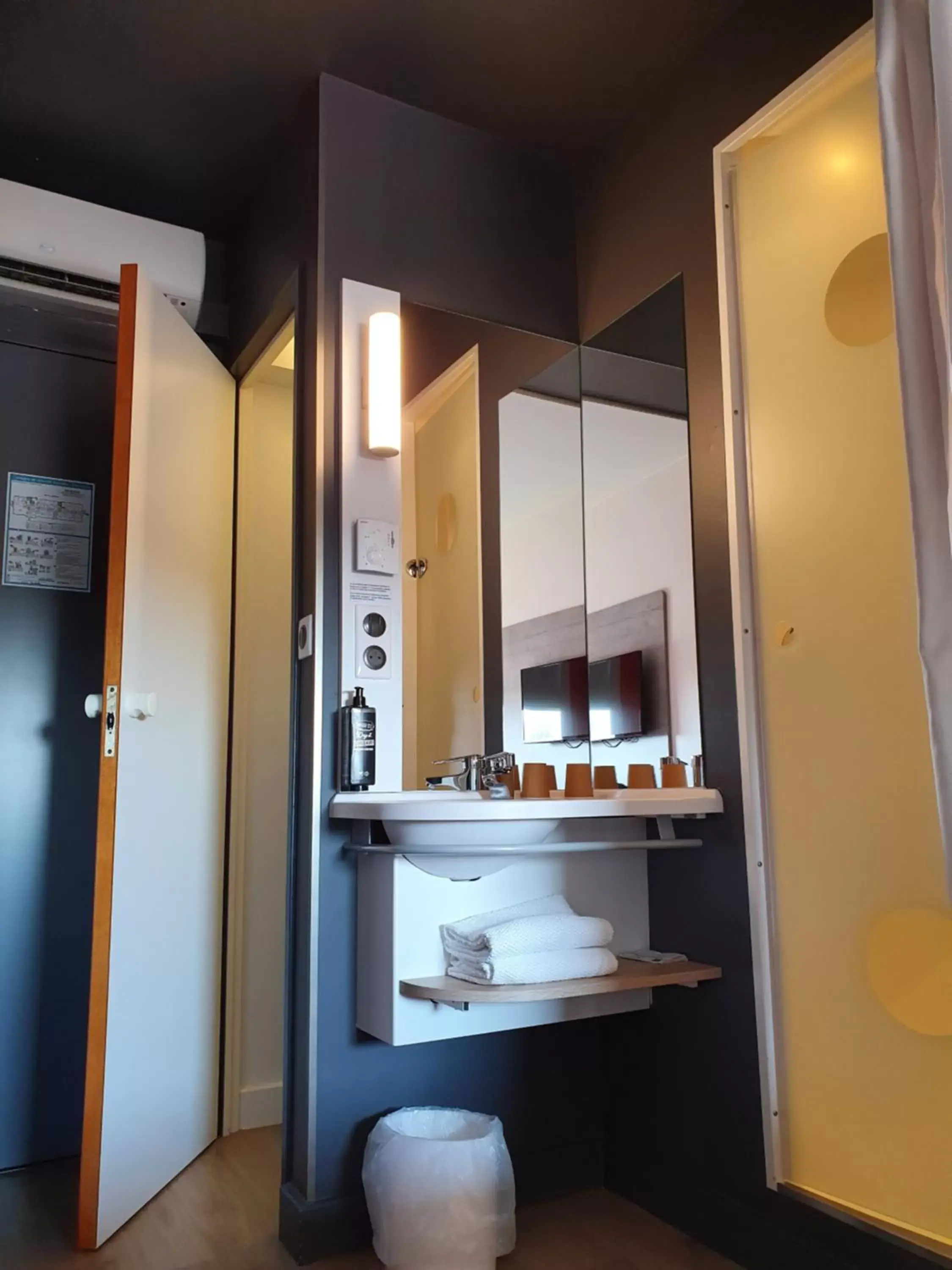 Bathroom in ibis budget Coutances