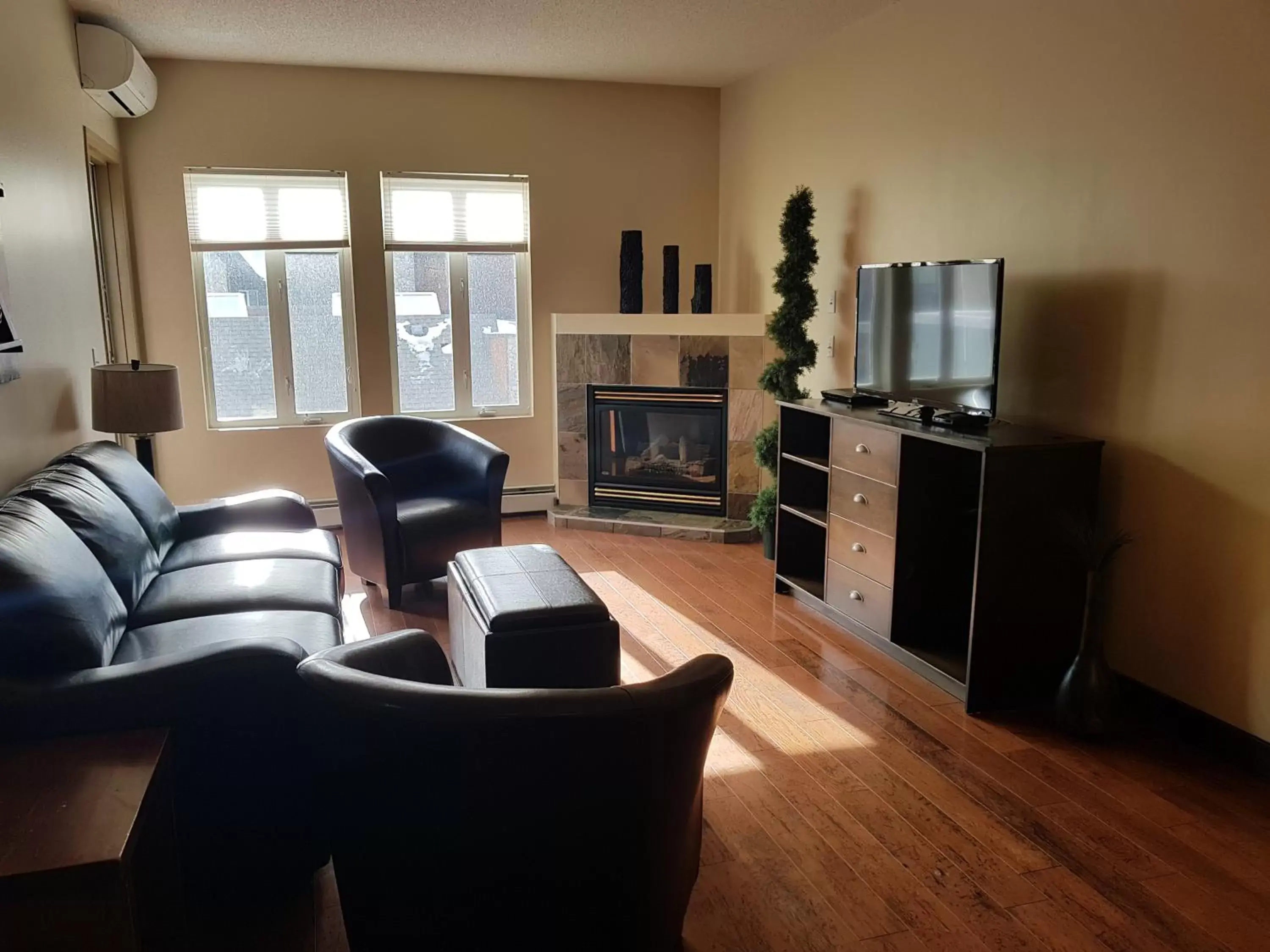 Living room, Seating Area in Sunset Resorts Canmore and Spa