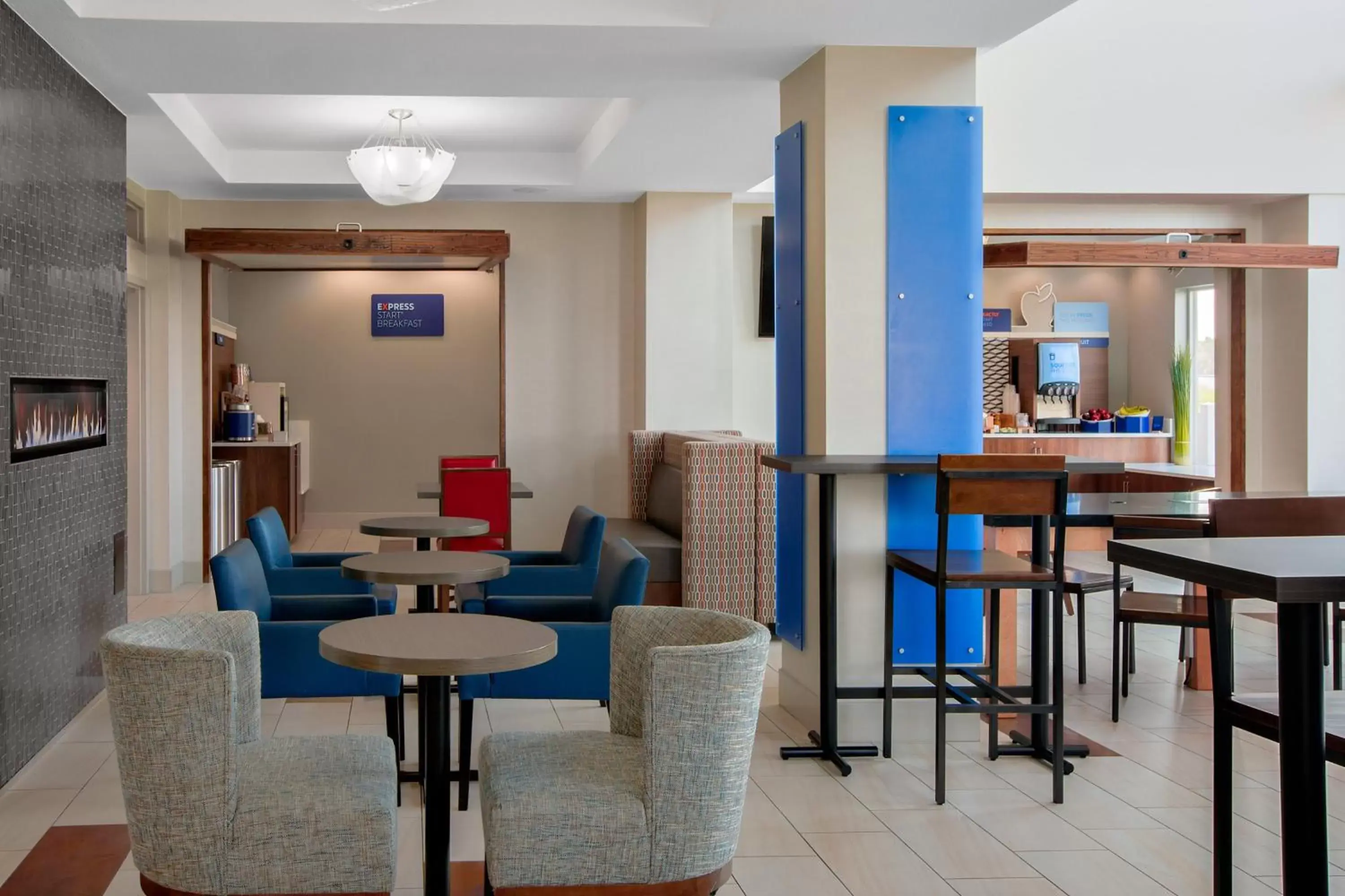 Breakfast, Lounge/Bar in Holiday Inn Express Hotel & Suites Ontario, an IHG Hotel