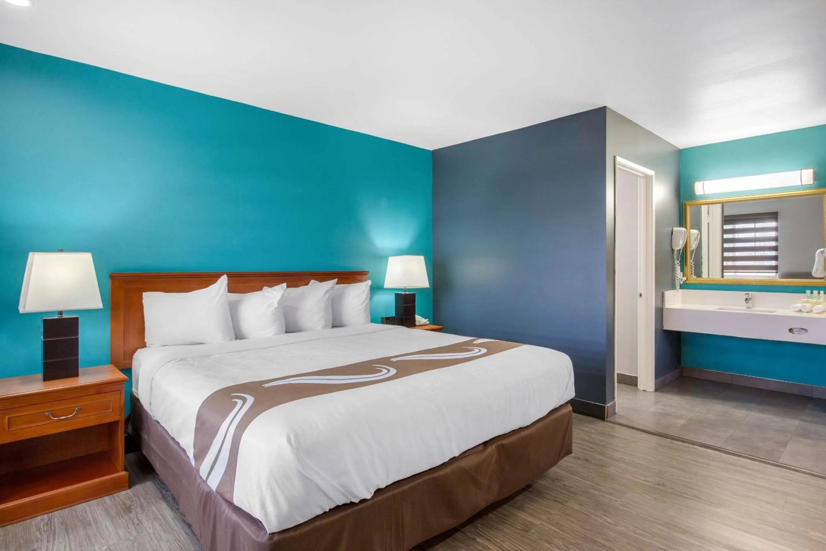 Bedroom, Bed in Quality Inn Near Hollywood Walk of Fame