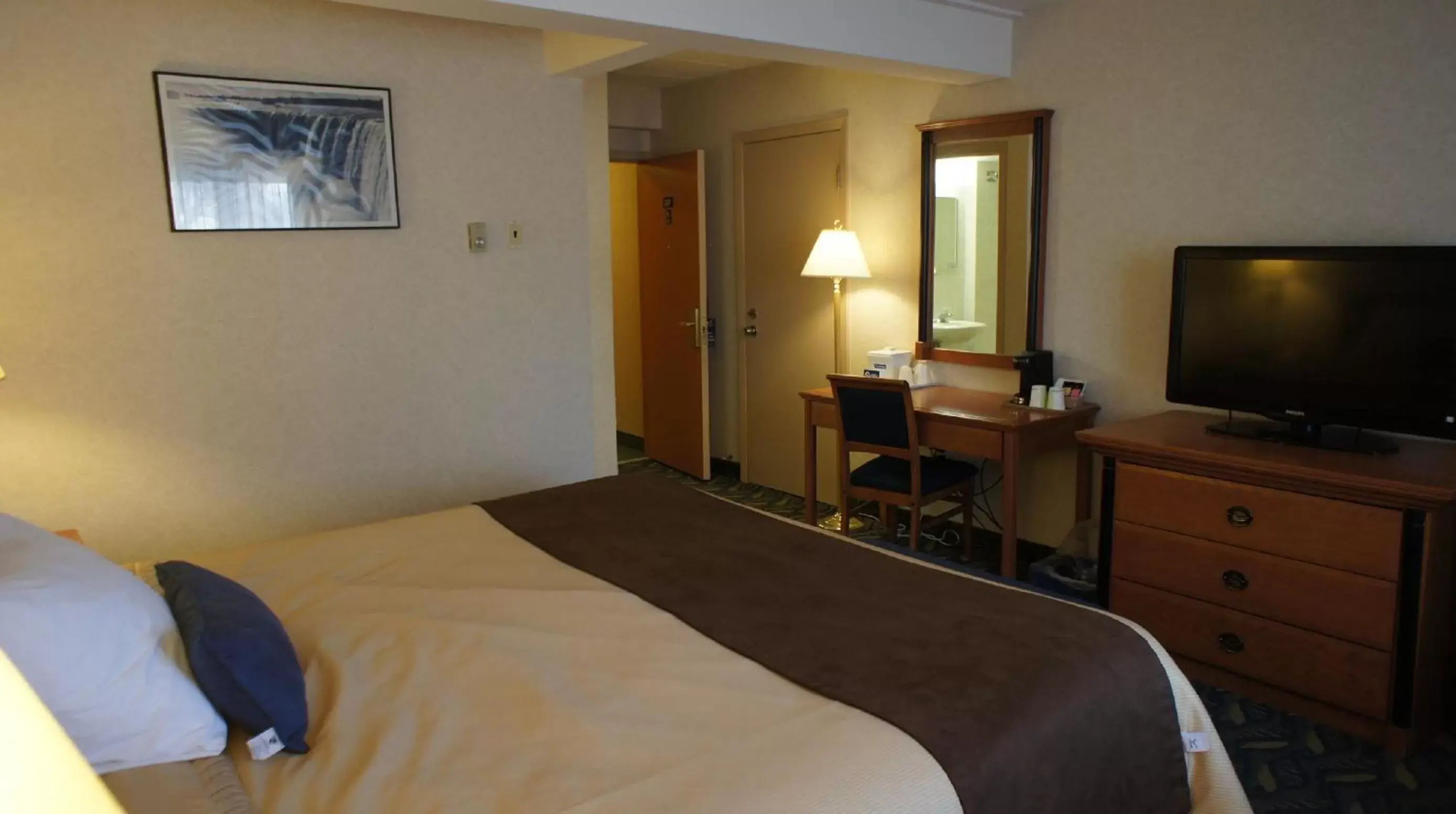 Photo of the whole room, Bed in Travelodge by Wyndham Niagara Falls At the Falls