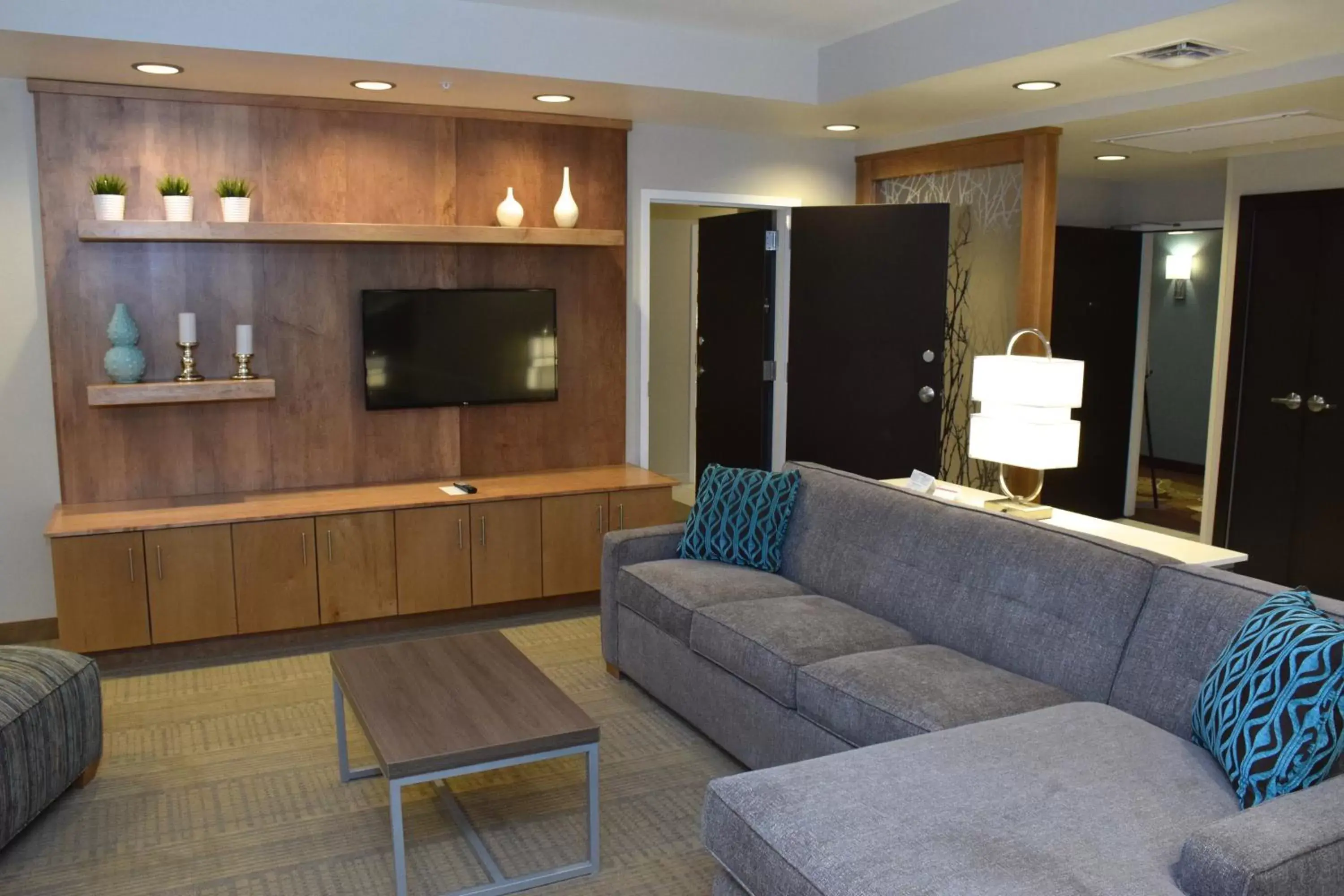 Photo of the whole room, Seating Area in Holiday Inn Cincinnati North West Chester, an IHG Hotel