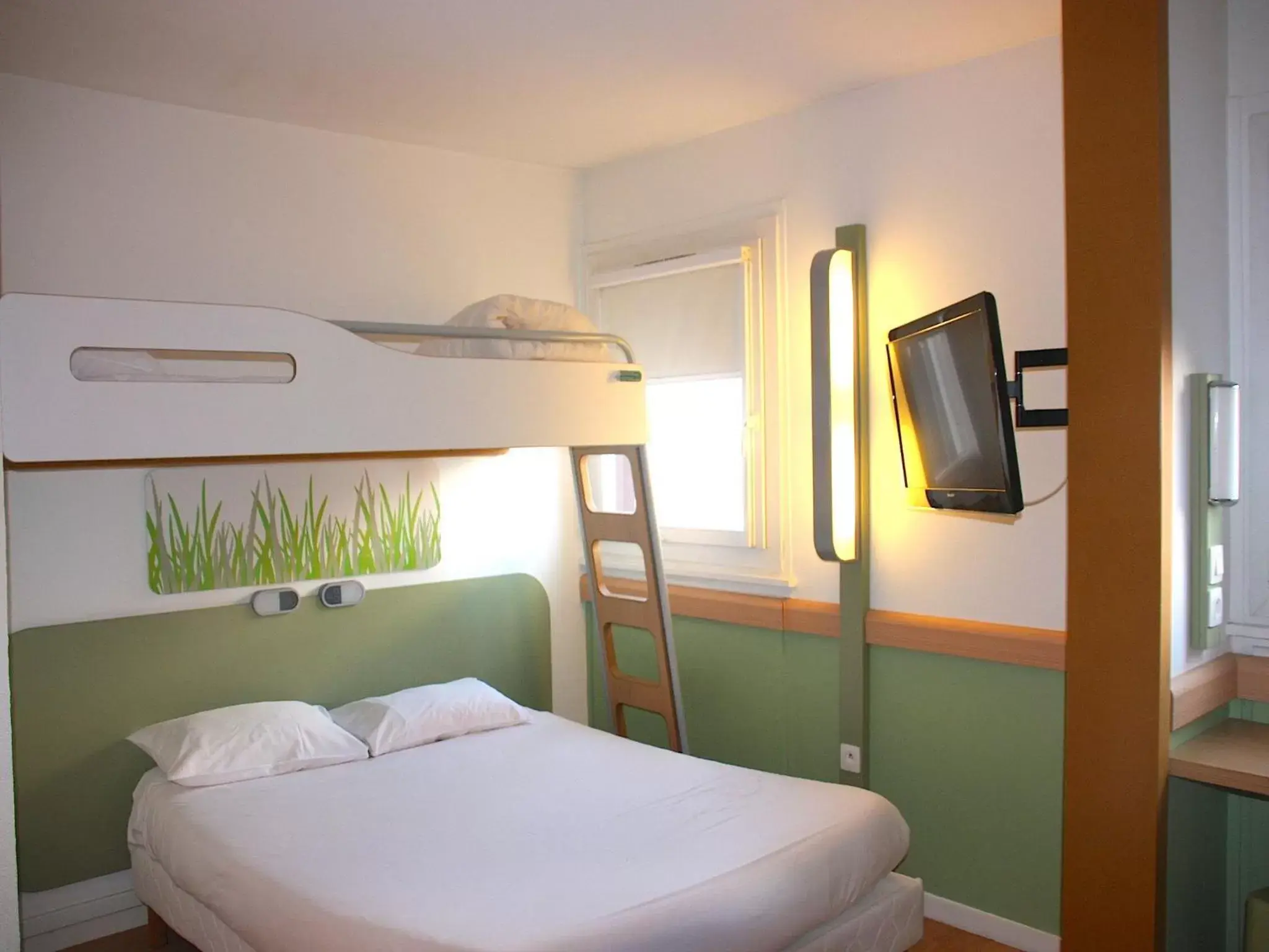 Photo of the whole room, Bunk Bed in ibis budget Thonon Les Bains