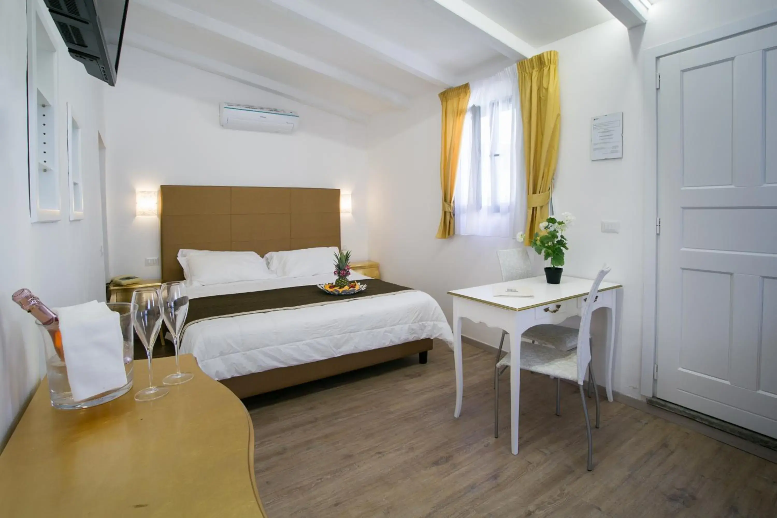 Photo of the whole room, Bed in Hotel La Torraccia