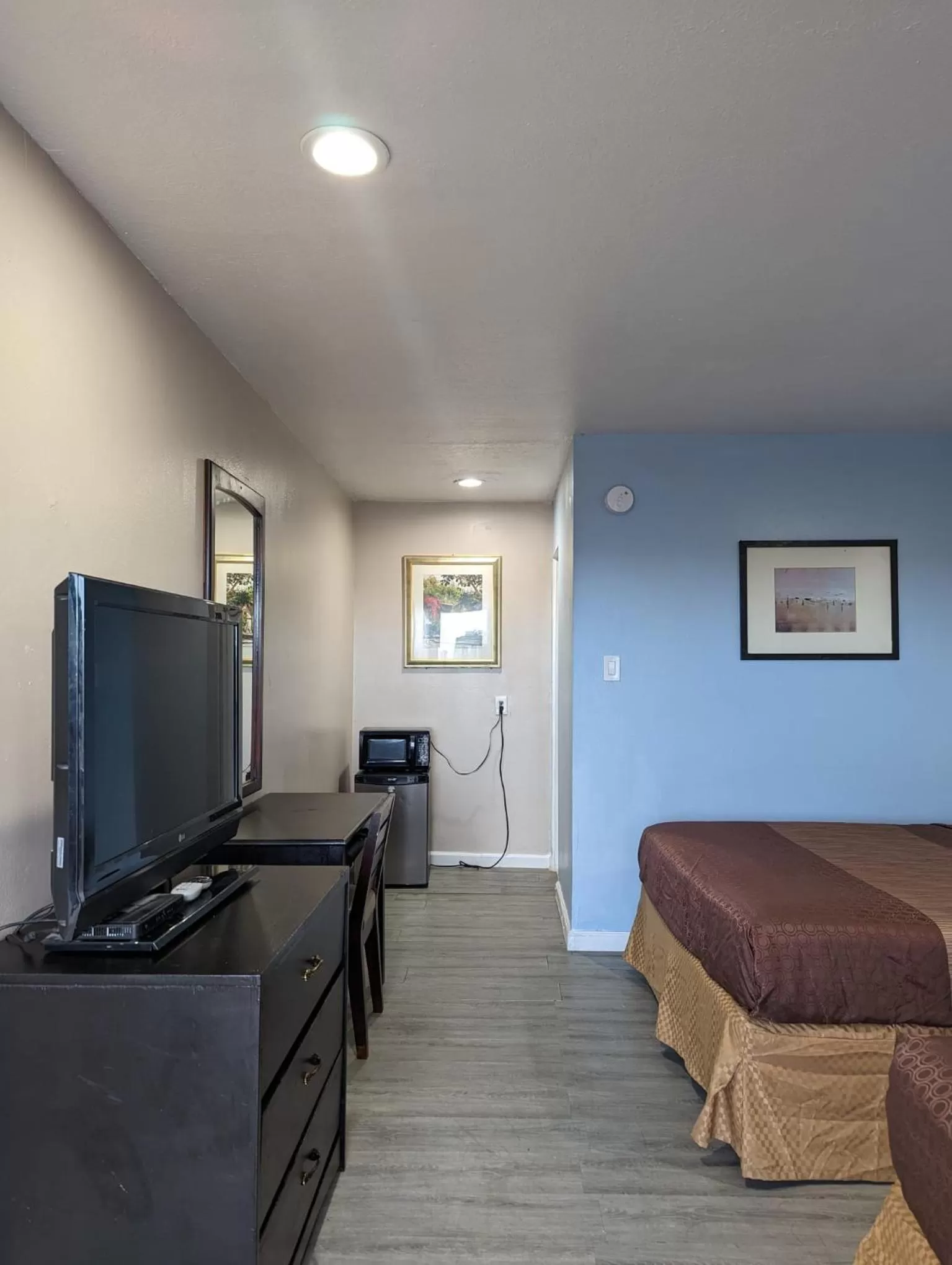 TV and multimedia in BEST MOTEL on Historic Route 66, Barstow