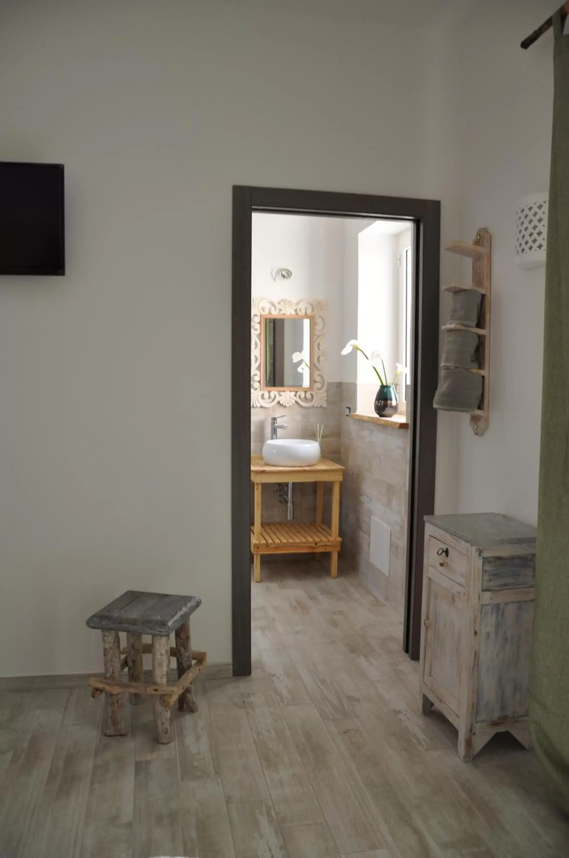 Bathroom, TV/Entertainment Center in B&B Les Chambres Rooms & Suite