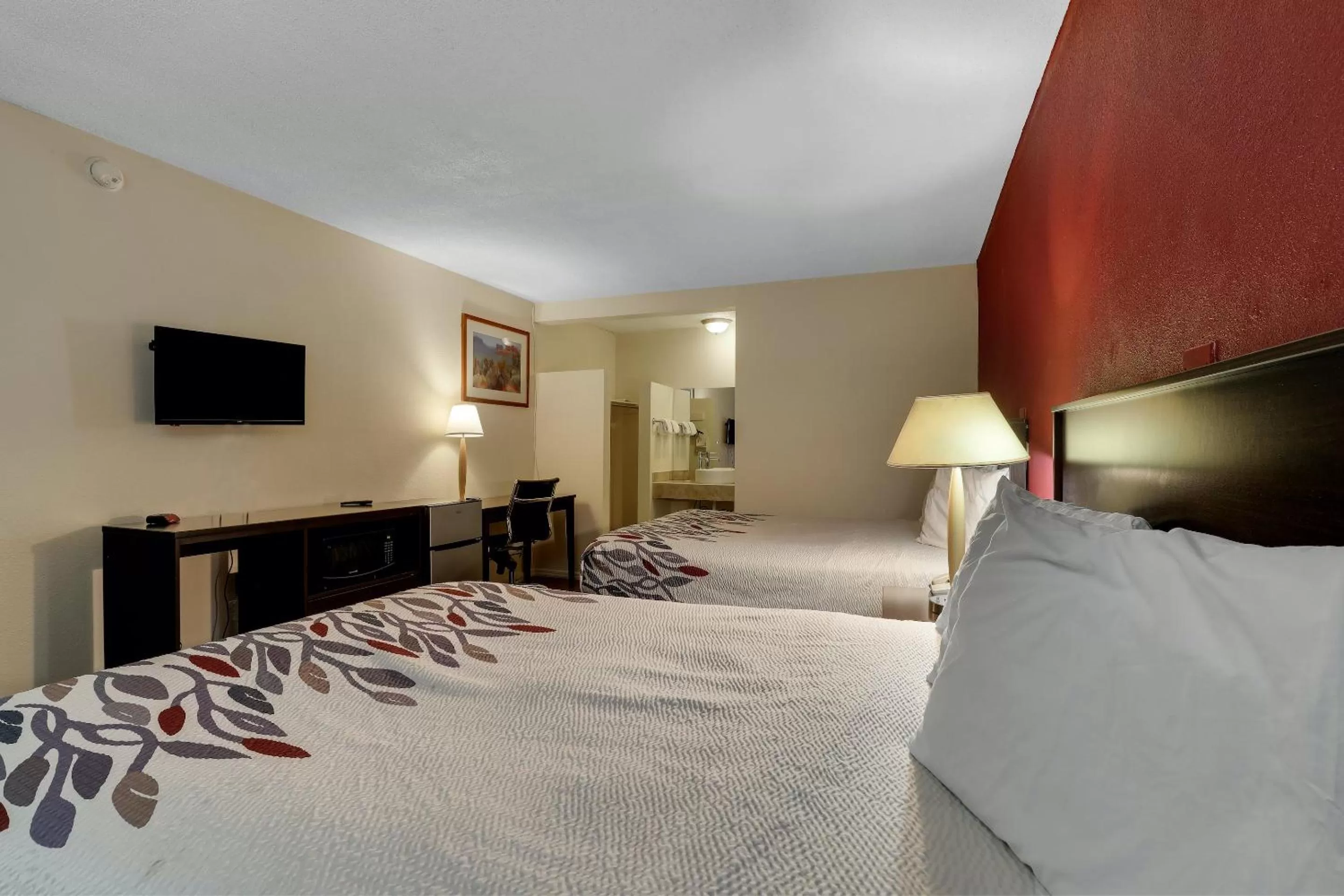 Photo of the whole room, Bed in Red Roof Inn Needles