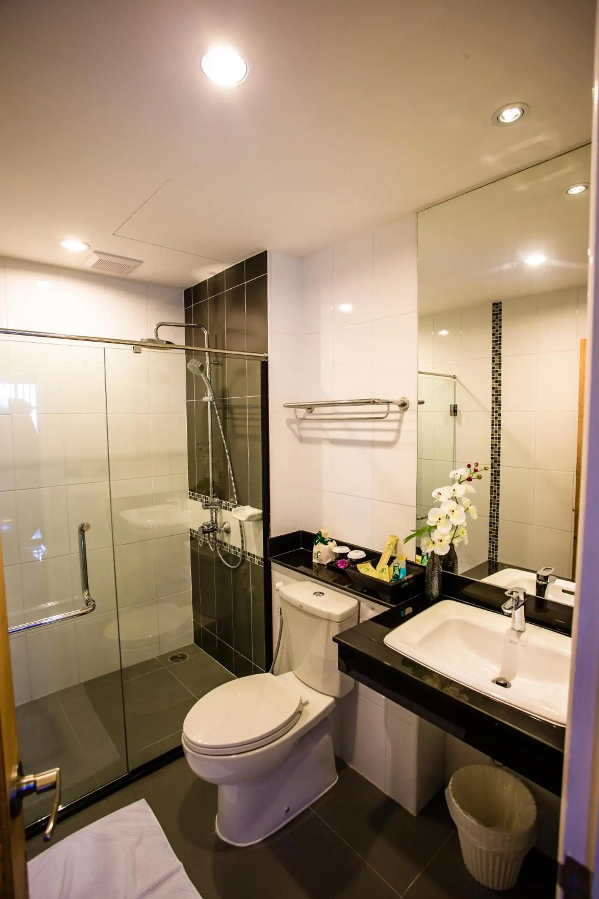 Shower, Bathroom in CRYSTAL JADE  RAYONG HOTEL