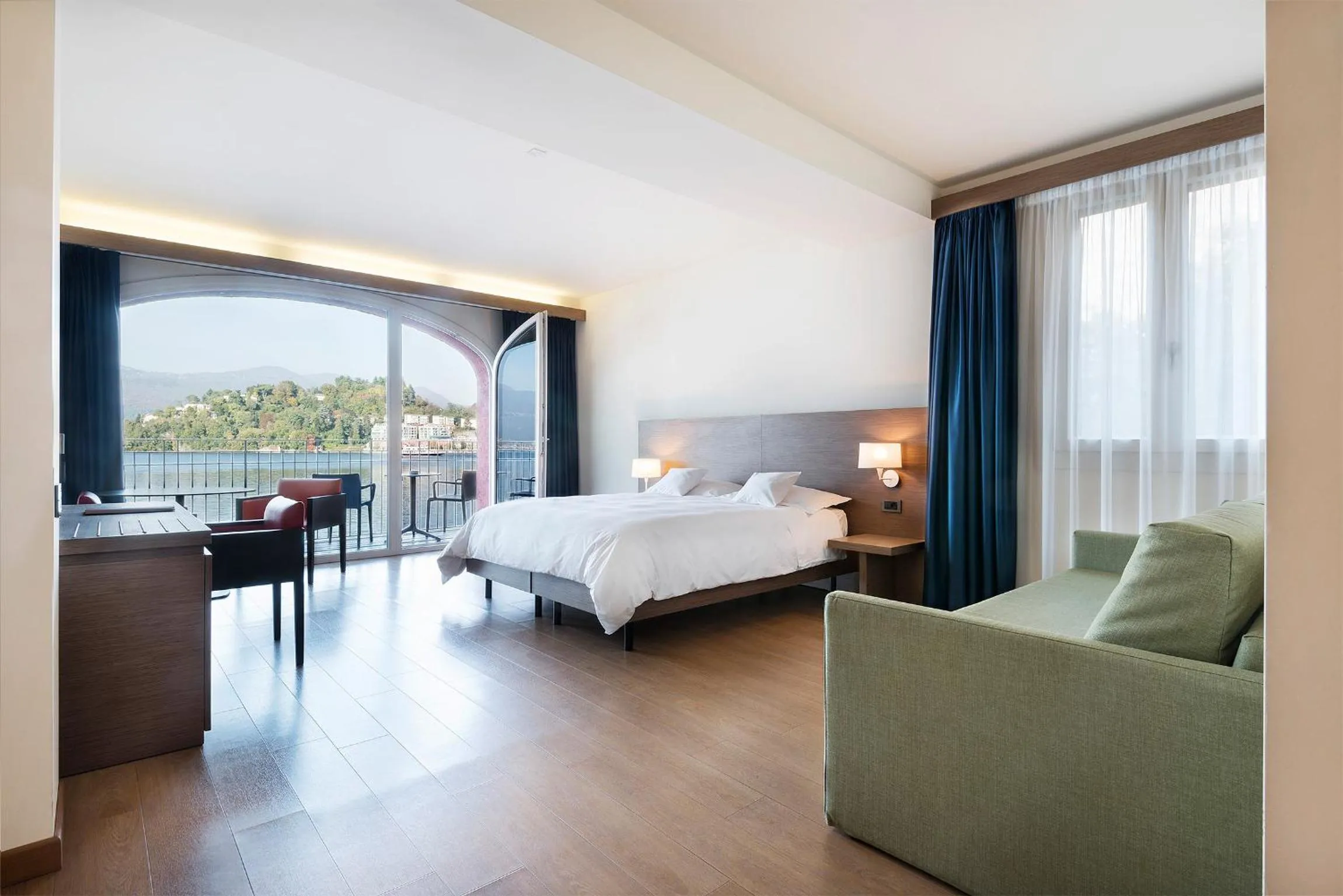 Deluxe Junior Suite with Terrace and Lake View in Il Porticciolo