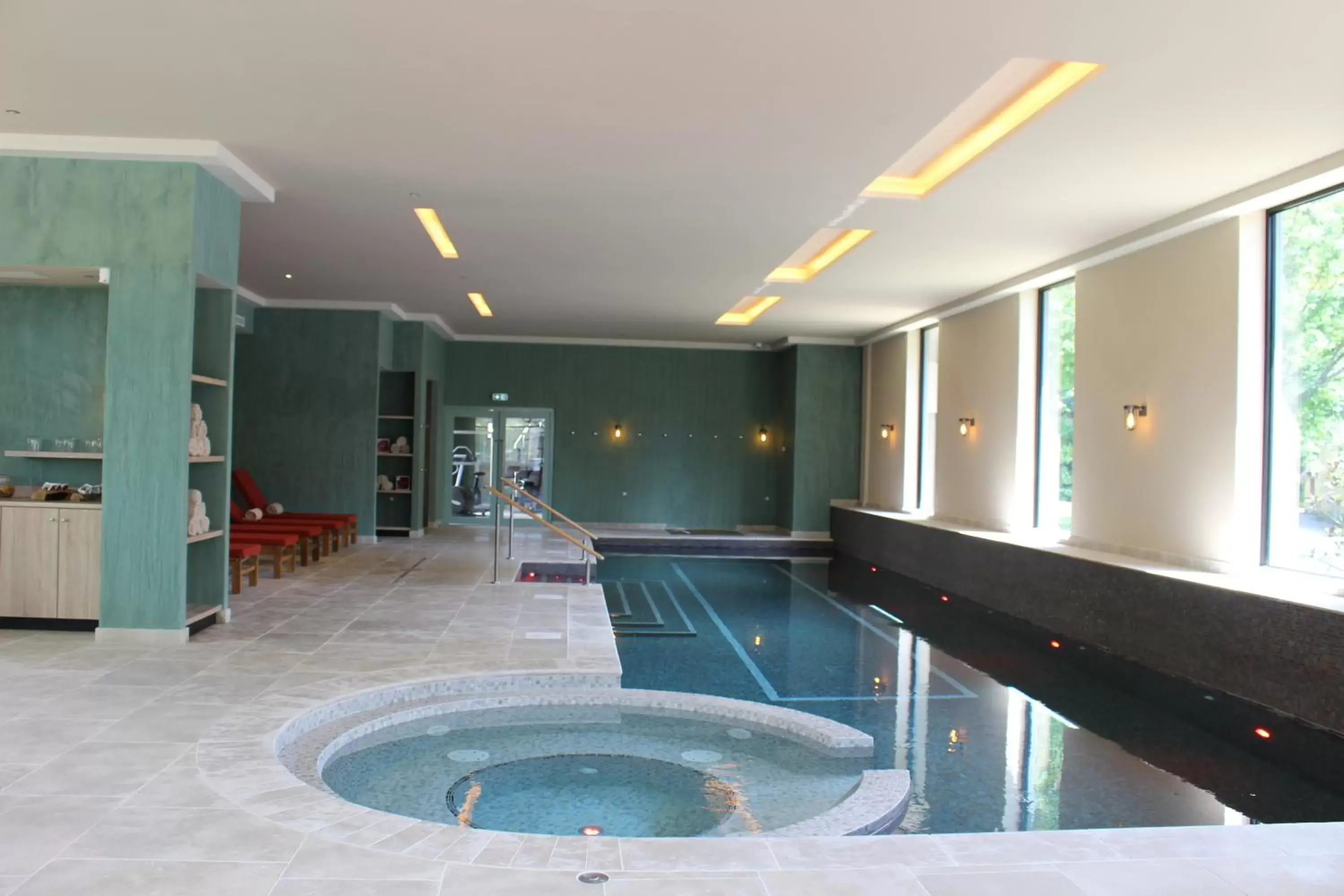 Hot Tub, Swimming Pool in Chateau du Clos de la Ribaudiere