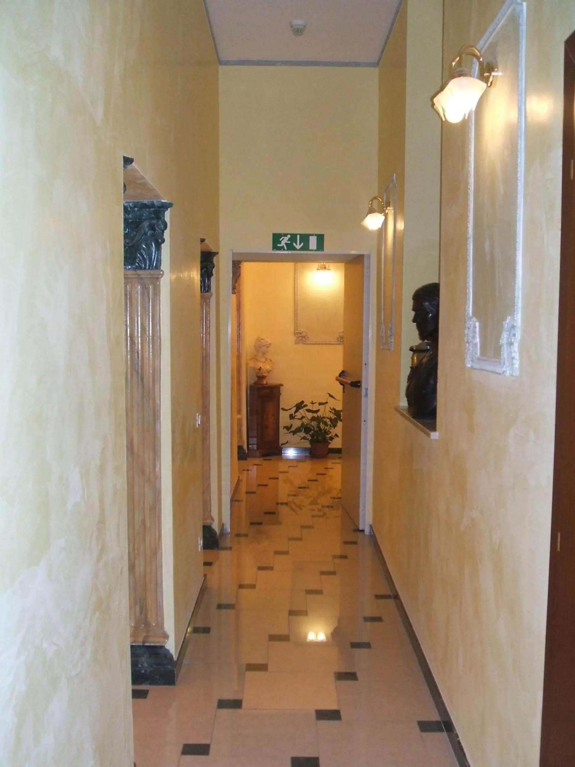 Lobby or reception in Cambridge Hotel