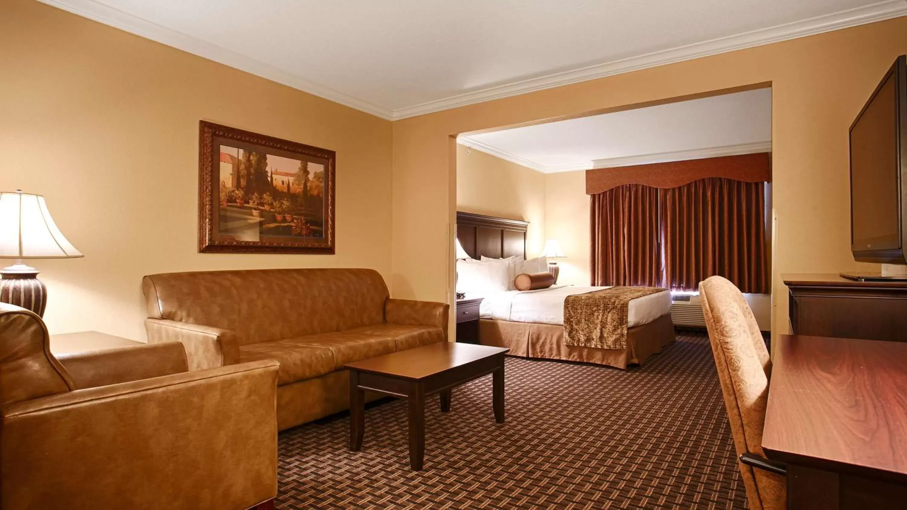 Photo of the whole room, Seating Area in Best Western Plus Southpark Inn & Suites