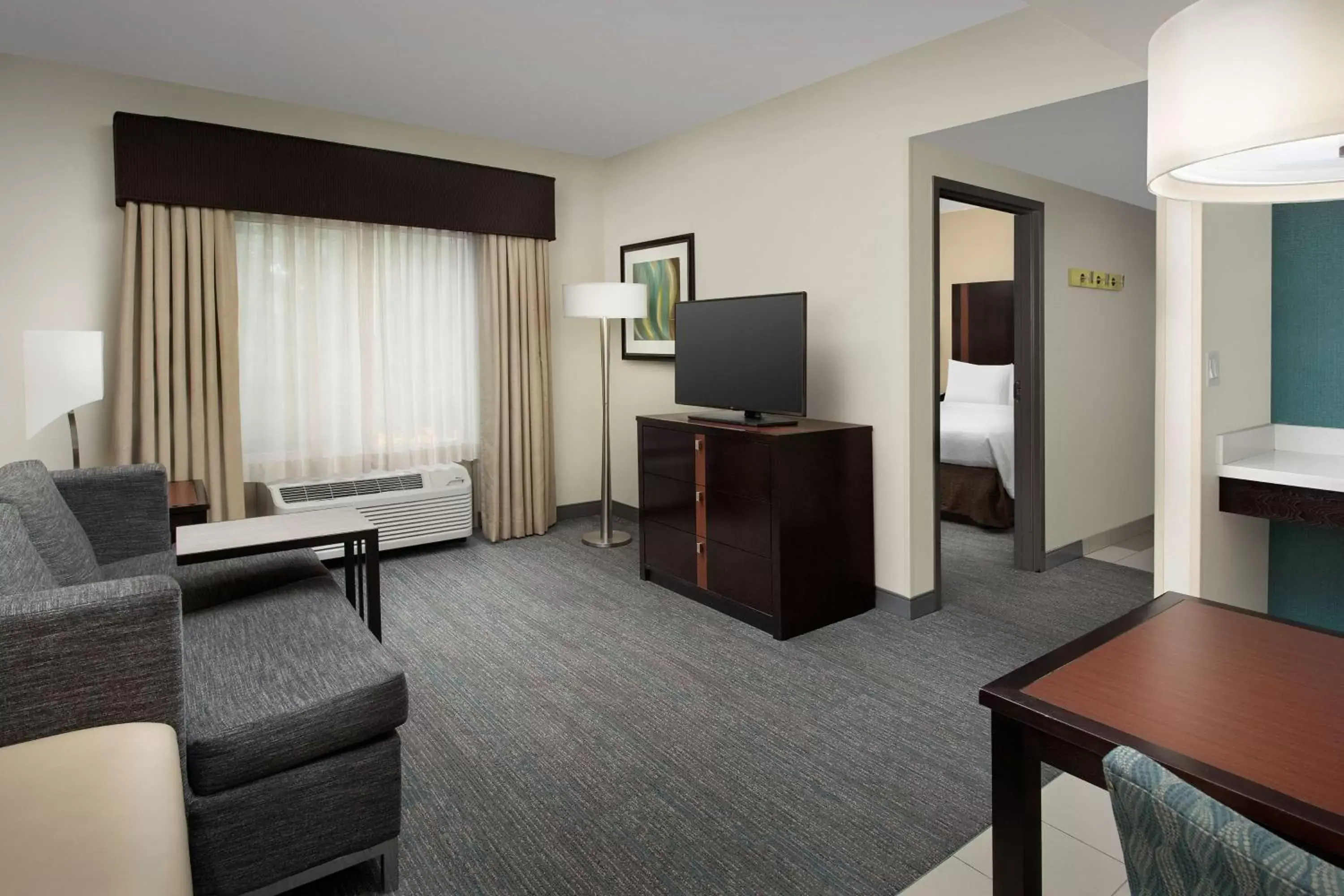 Bedroom, TV/Entertainment Center in Hampton Inn & Suites Alpharetta-Windward