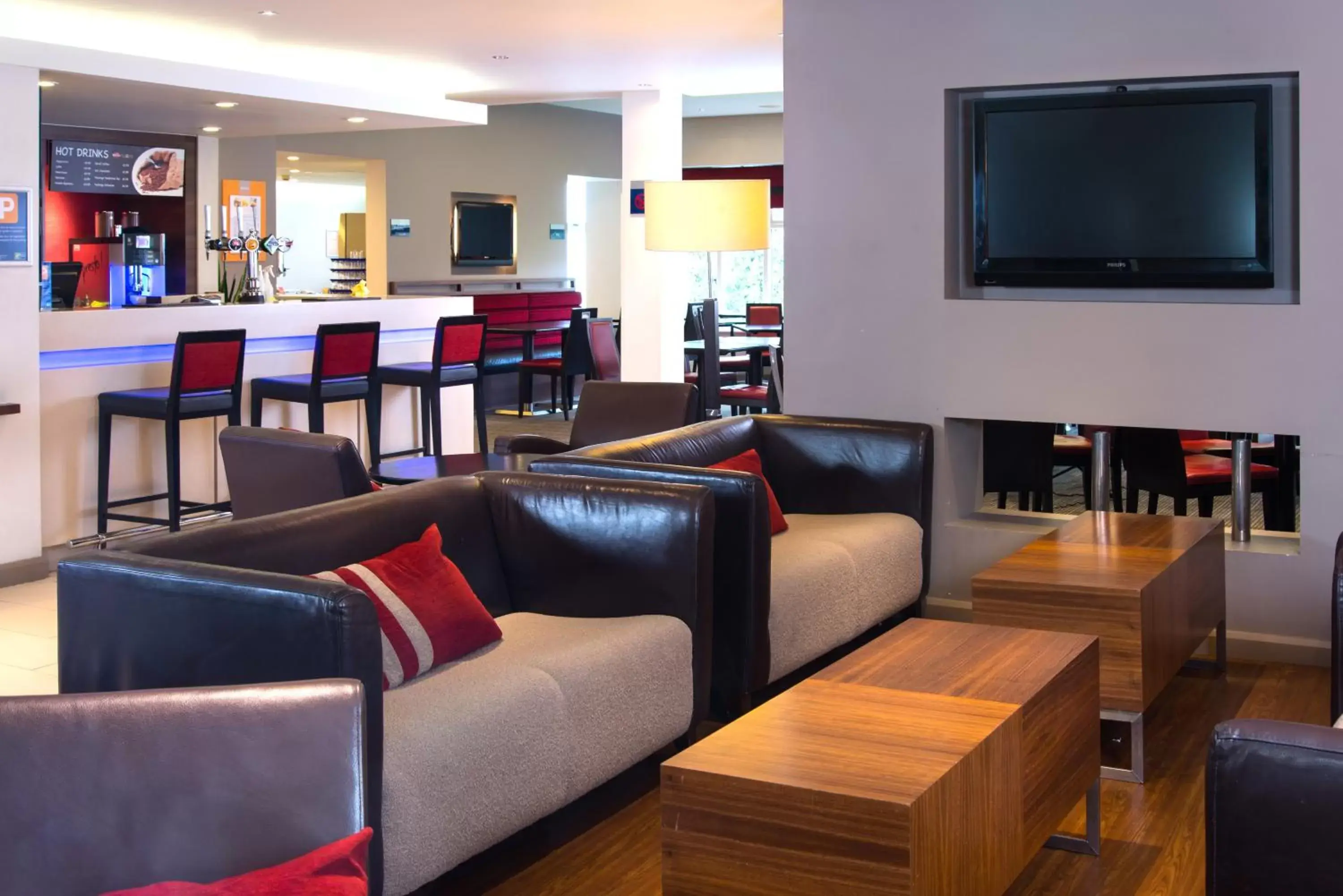 Lounge or bar, Lounge/Bar in Holiday Inn Express Stoke-On-Trent, an IHG Hotel