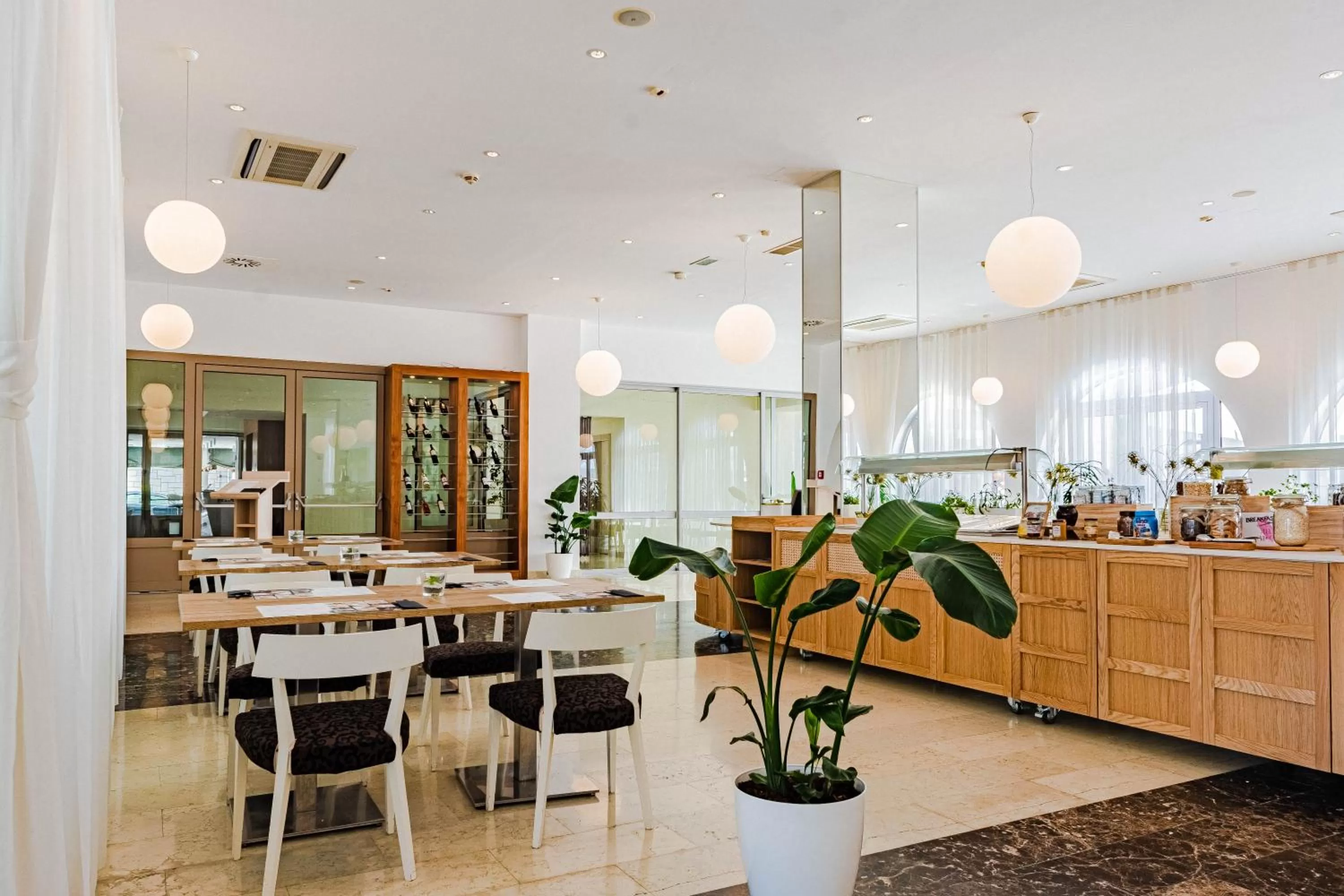 Restaurant/places to eat in Hotel Korkyra