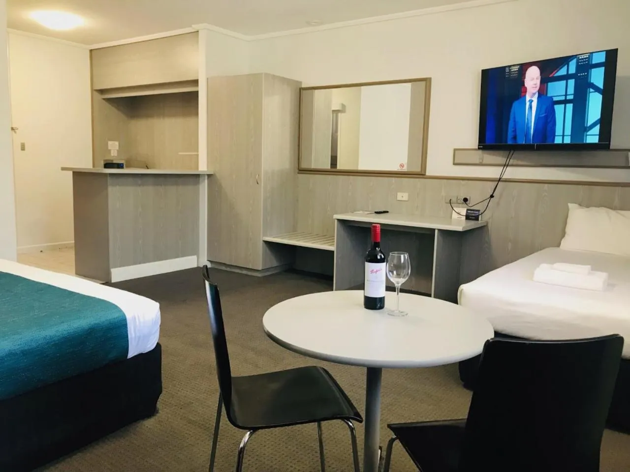 Photo of the whole room, Bed in Comfort Inn Glenelg