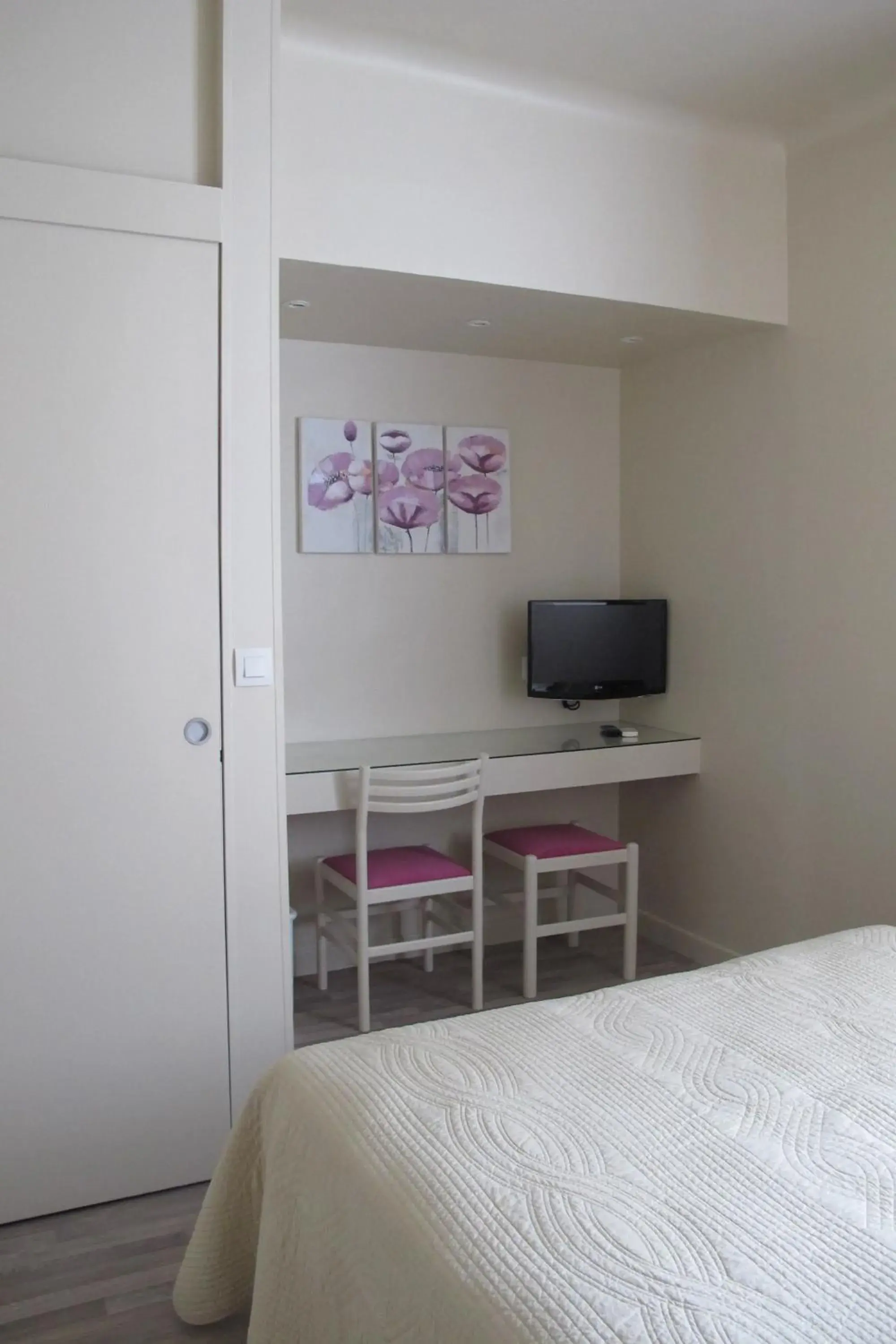 Photo of the whole room, TV/Entertainment Center in Hotel Le Havre Bleu