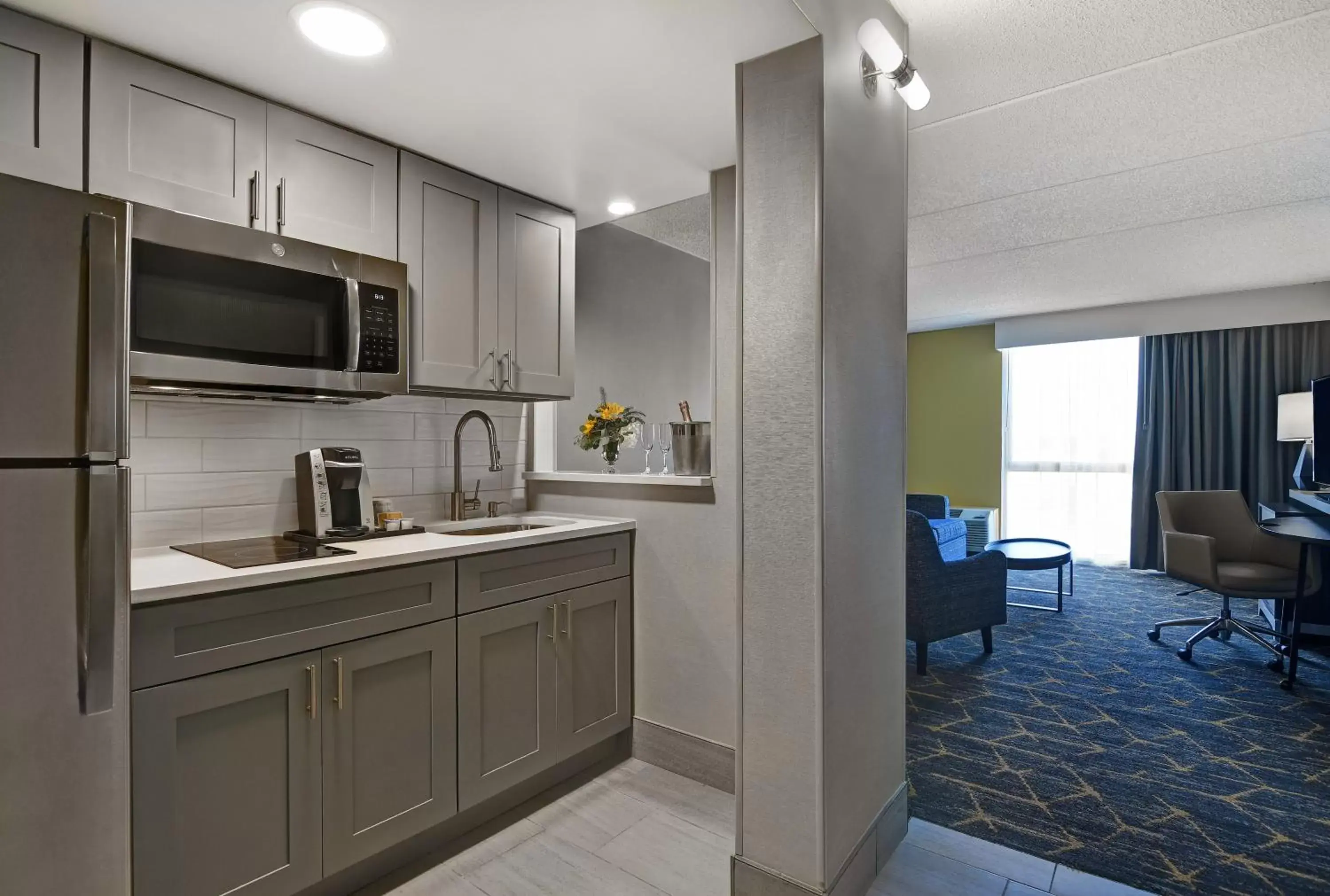 Bedroom, Kitchen/Kitchenette in Holiday Inn Philadelphia-Cherry Hill, an IHG Hotel