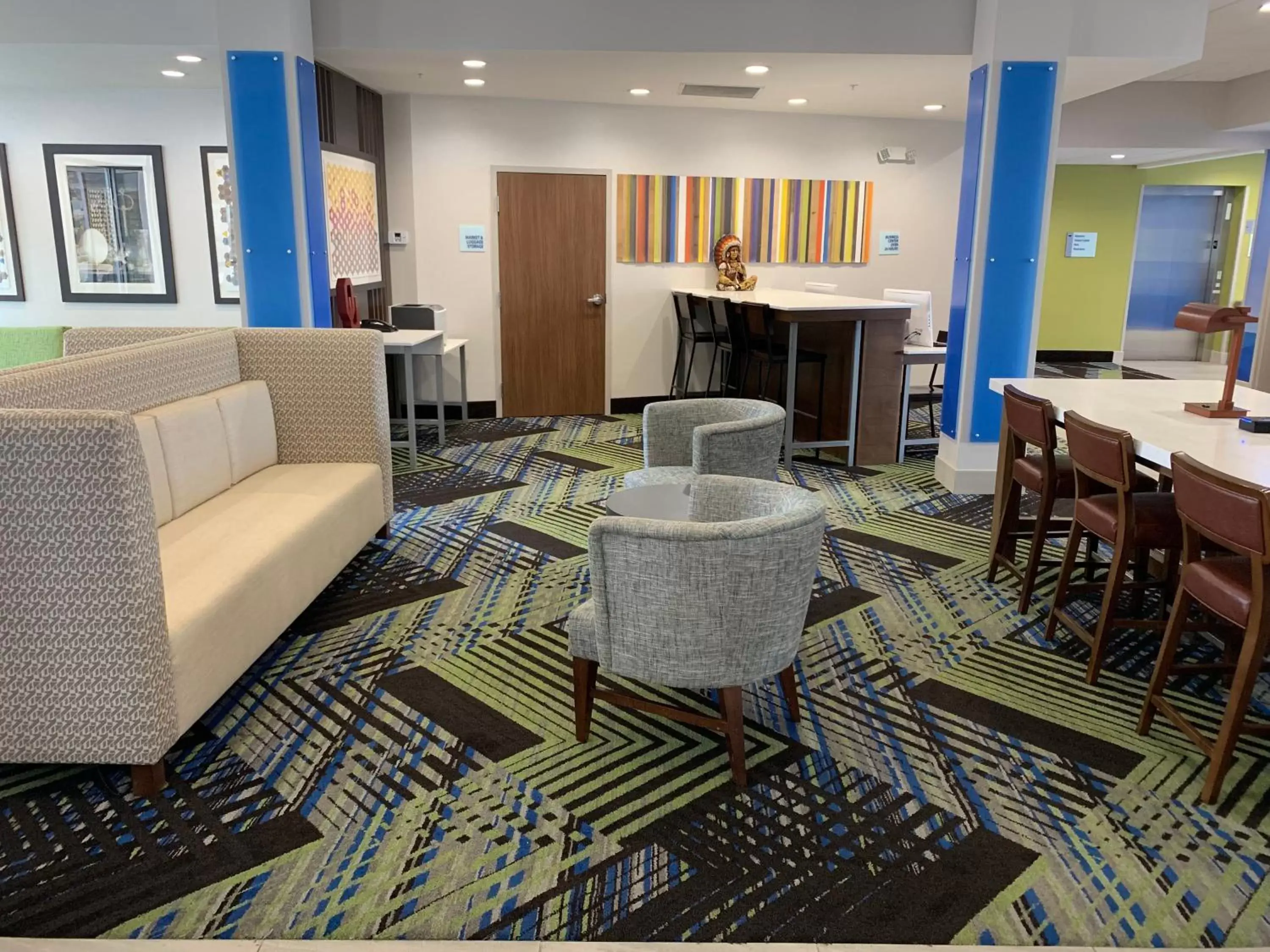 Property building, Lounge/Bar in Holiday Inn Express & Suites Moore, an IHG Hotel