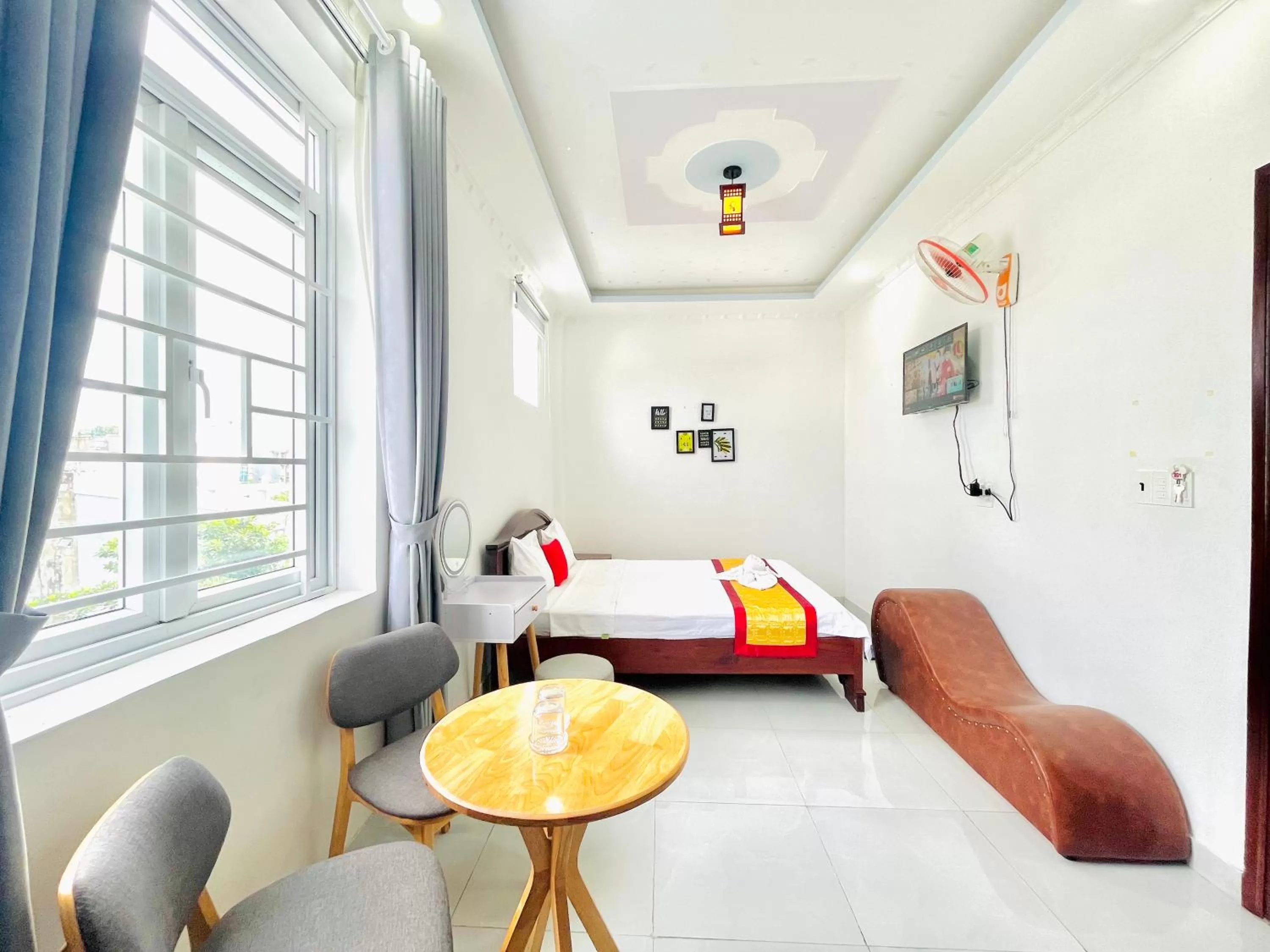 Photo of the whole room in Luxury Vườn Lài Hotel