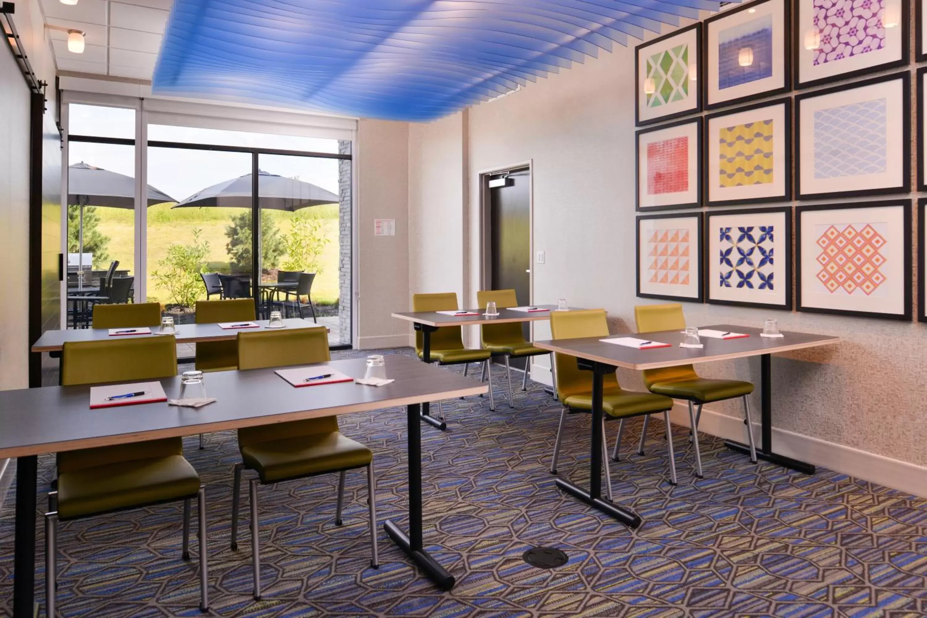 Meeting/conference room, Restaurant/Places to Eat in Holiday Inn Express & Suites - Olathe West, an IHG Hotel