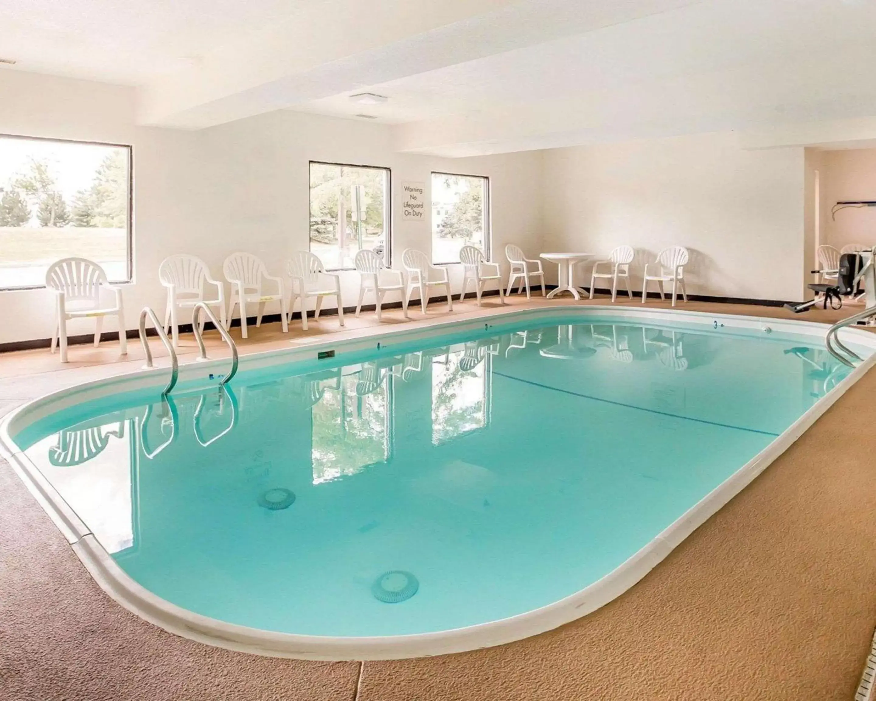 Swimming Pool in Comfort Inn & Suites near Tinley Park Amphitheater