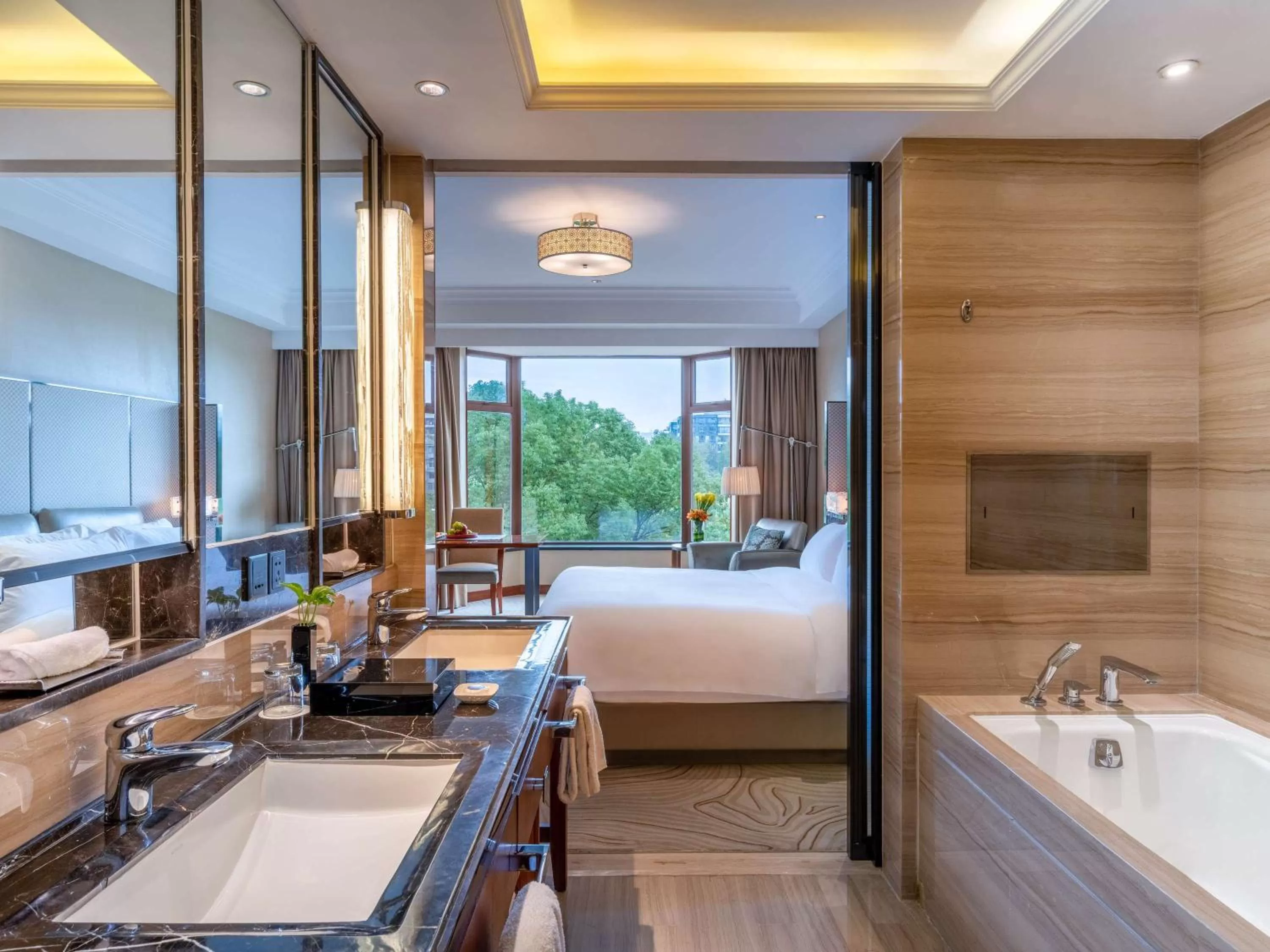 Club Luxury City View Queen Room in Sofitel Hangzhou Westlake