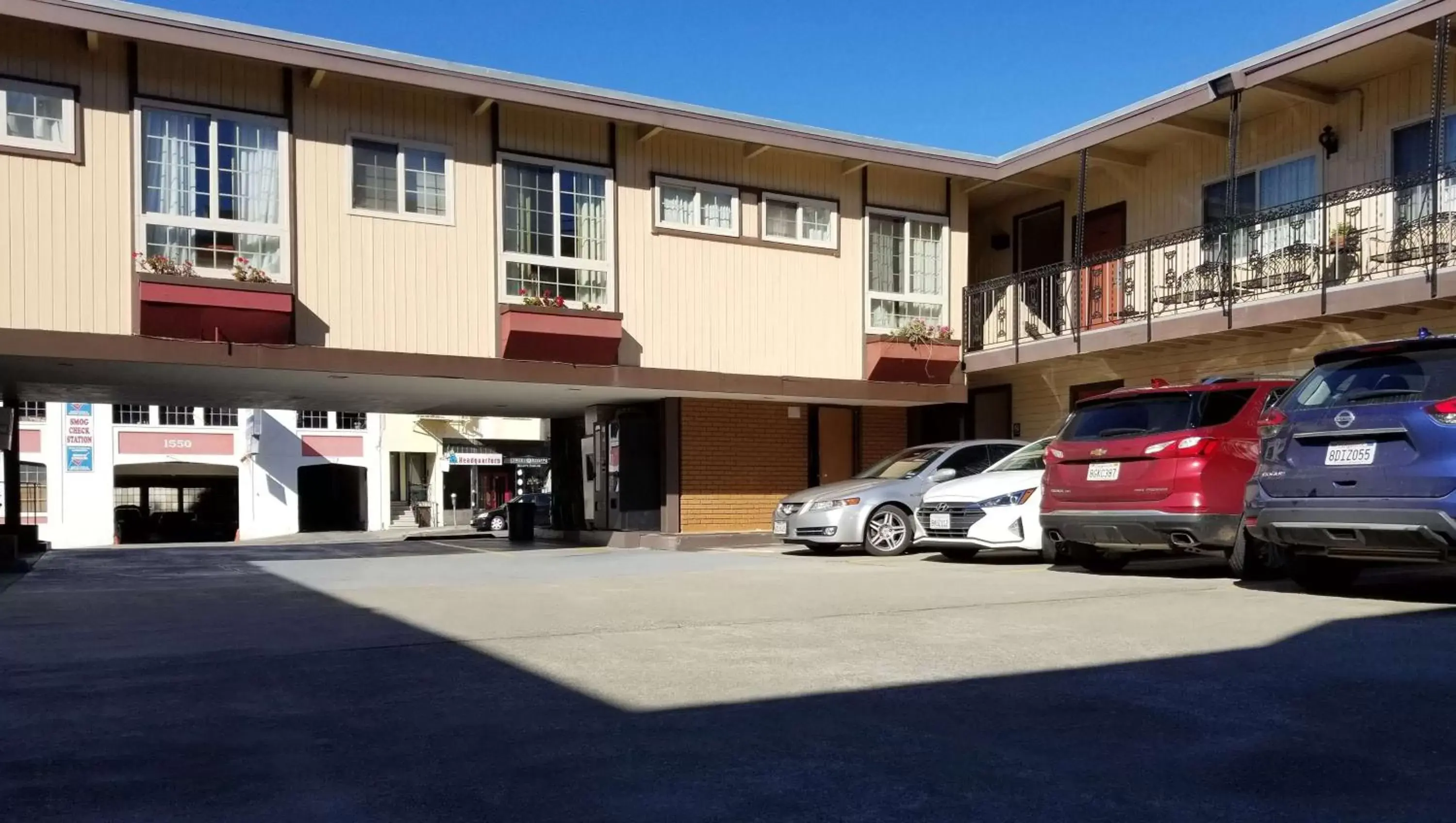 Property building in Pacific Heights Inn Property building in Pacific Heights Inn