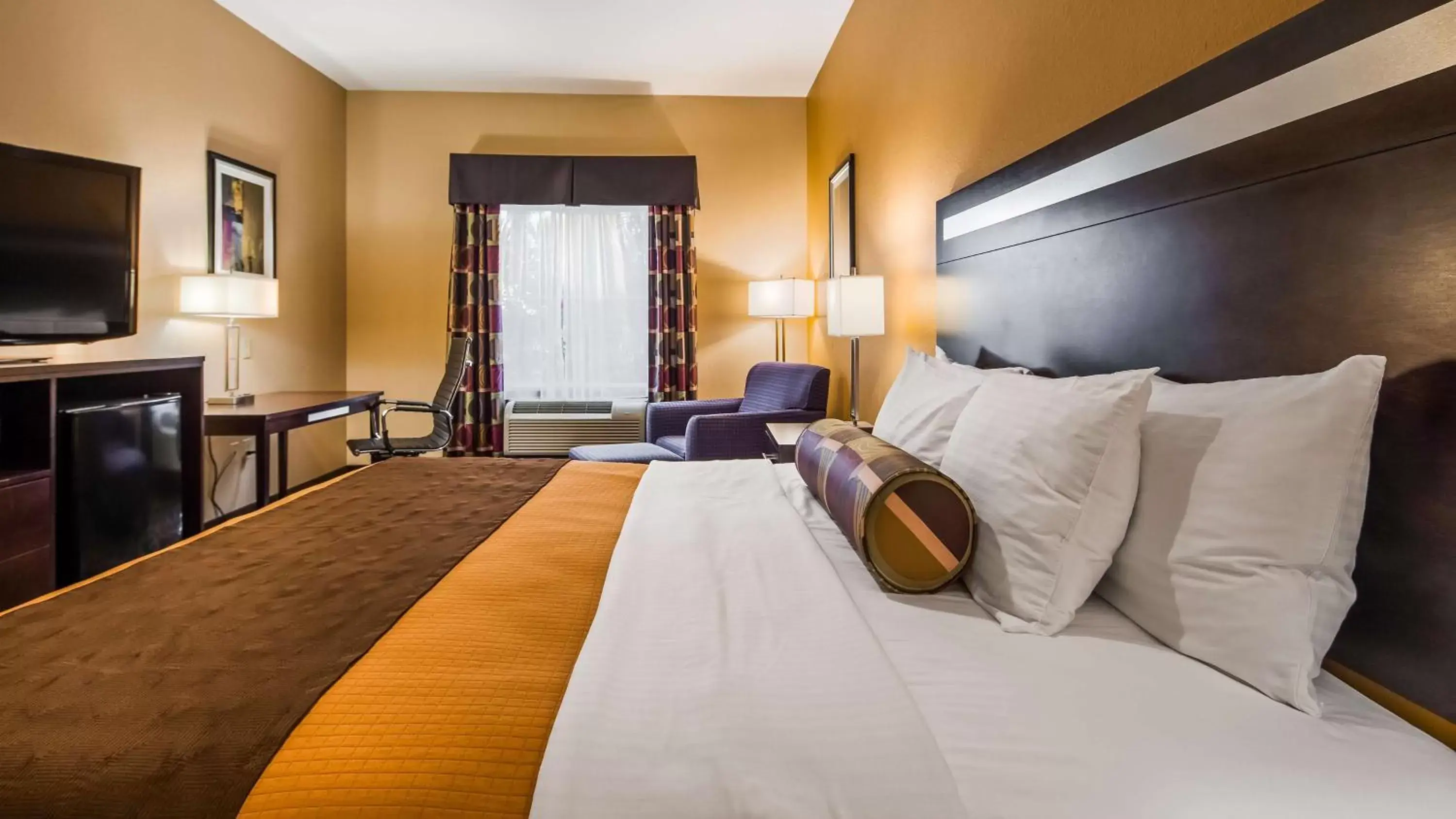 Photo of the whole room, Bed in Best Western Plus Kenedy Inn Photo of the whole room, Bed in Best Western Plus Kenedy Inn