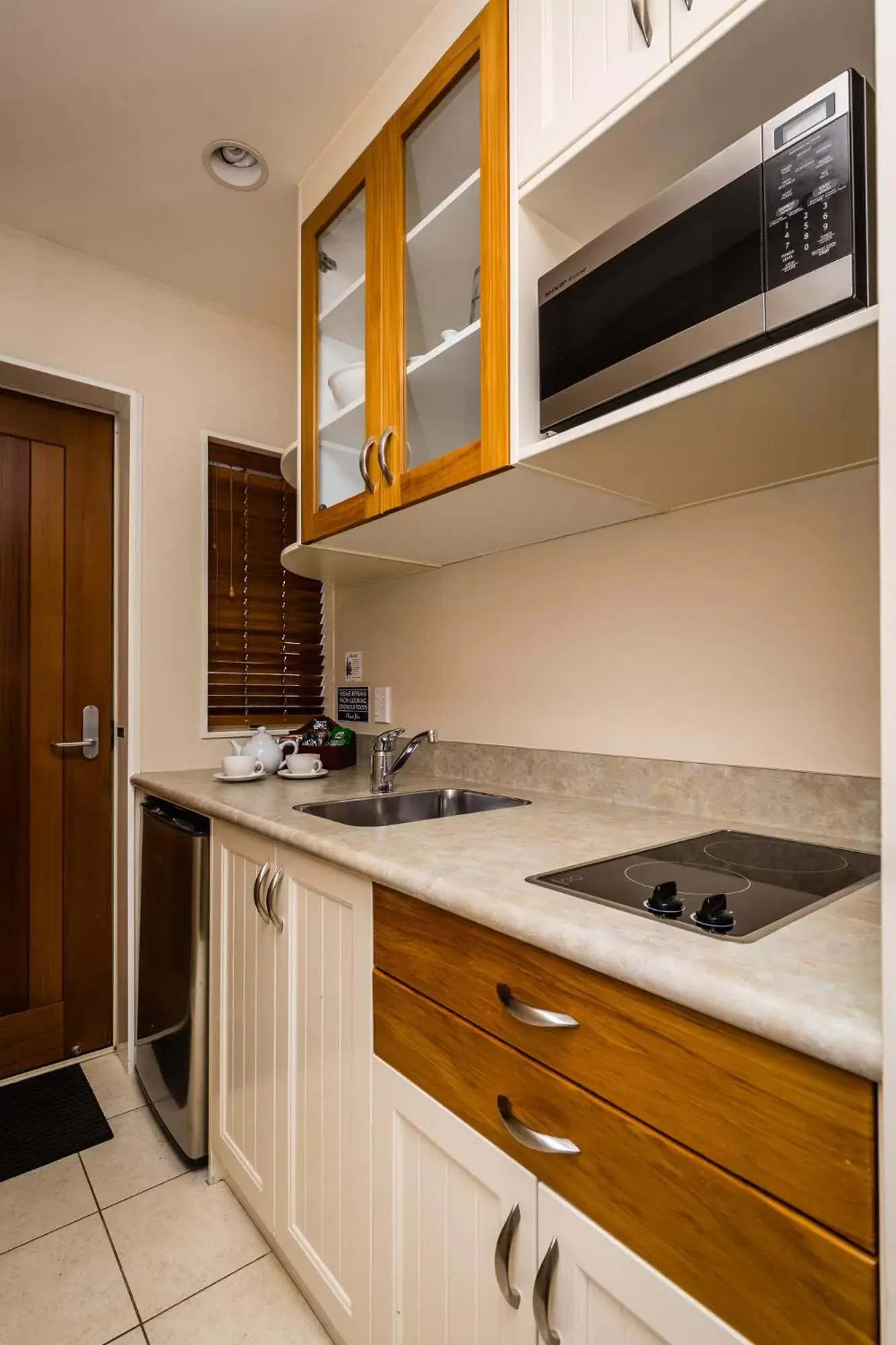 Kitchen/Kitchenette in Pebble Beach Motor Inn