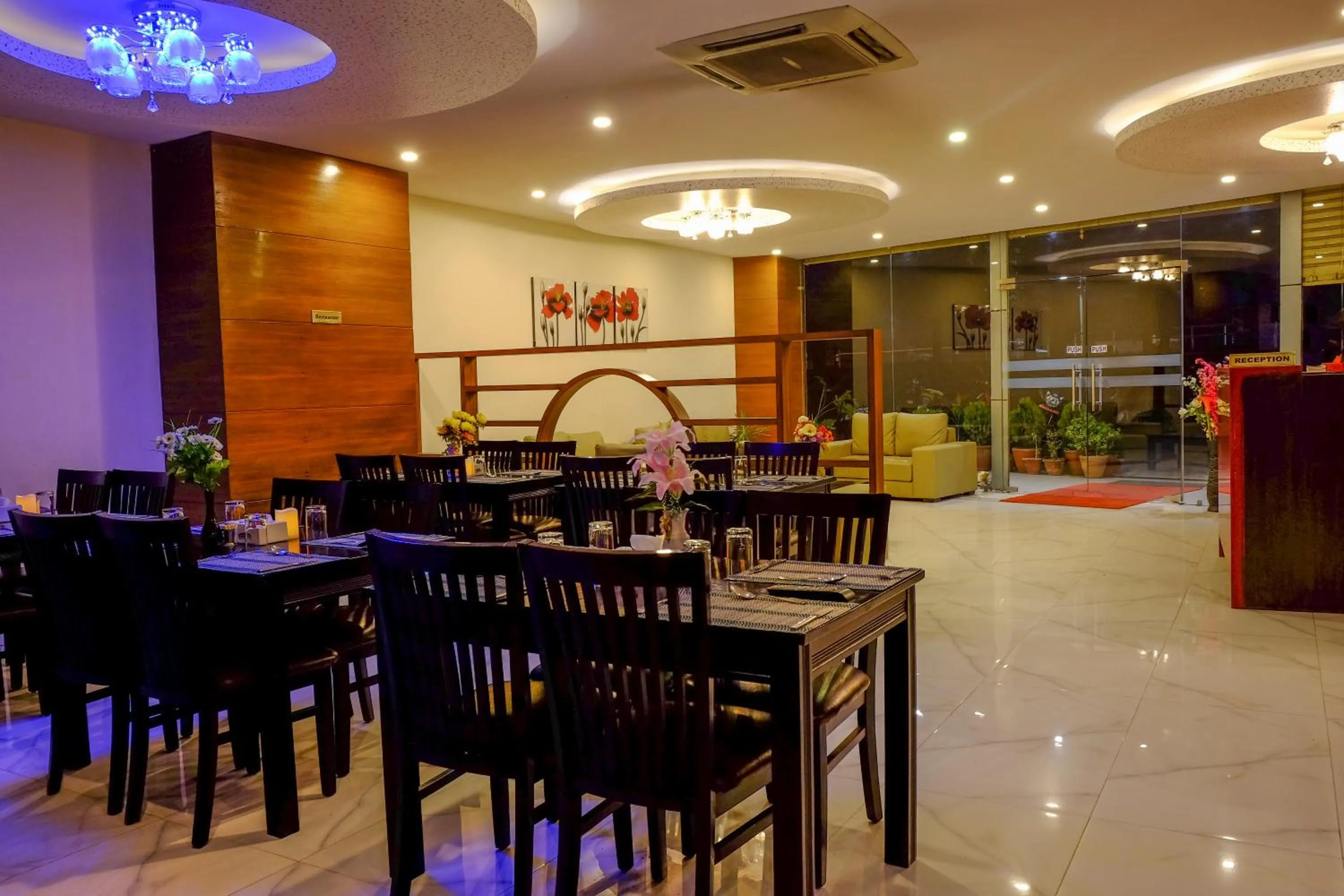 Restaurant/places to eat in Hotel Regal Airport